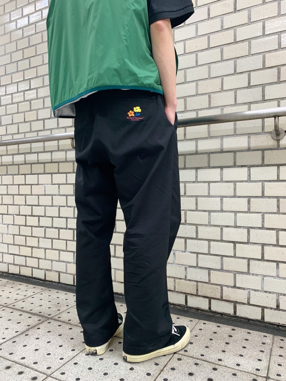 「WHO’S WHO gallery、ベスト、グリーン、ポロシャツ、OBEY、ビッグシルエット、lastresort ab、ストリート、ベストコーデ、チノパン、レイヤードスタイル」｜「WHO'S WHO galleryの【KOOKY'N/クーキー】BRONXナイロンベスト（ベスト、グリーン系）」を使った、mitsuoさん（メンズ・176cm）の春コーディネートの3枚目の写真