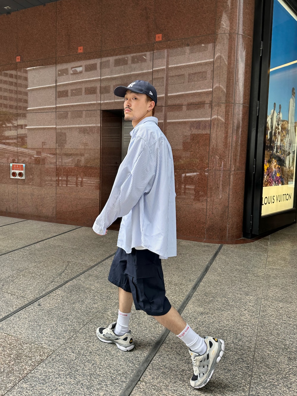 「WHO’S WHO gallery、ストライプシャツ、ハーフパンツ、ビッグシャツ、カーゴパンツ、カーゴショーツ、ニューエラ、キャップ、キャップコーデ、夏コーデ、このスタイルがお気に入り、シンプル、オーバーサイズ、ストリートMIX」｜「WHO'S WHO galleryのCOOPER FACT スーパービッグストライプシャツ（シャツ/ブラウス、ホワイト系）」を使った、mitsuoさん（骨格ストレート・メンズ・176cm）の夏コーディネートの3枚目の写真