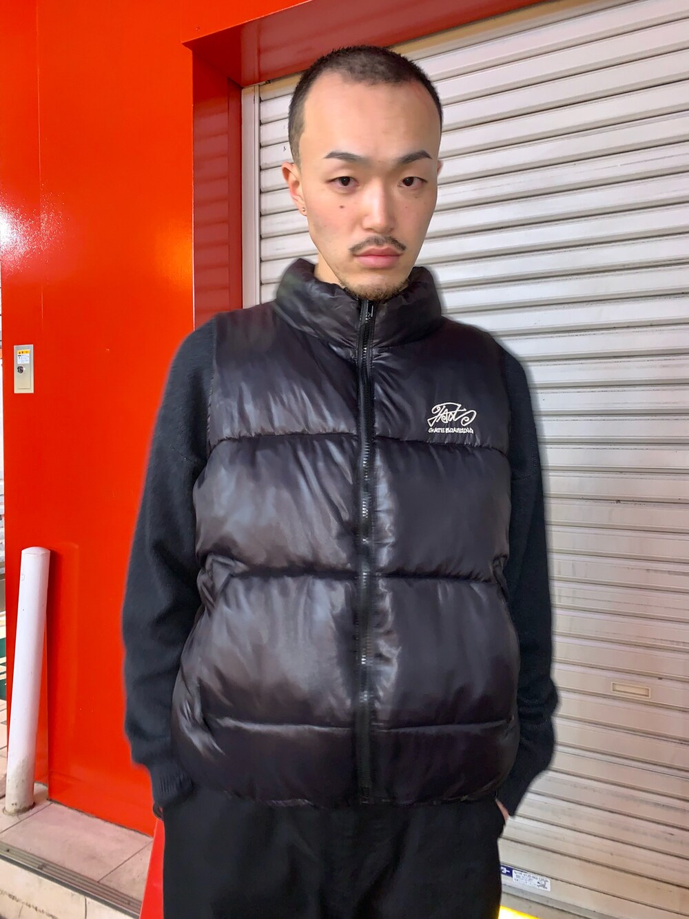 「WHO’S WHO gallery、ダウンベスト、ベストコーデ、オーバーサイズ、M65、ミリタリーパンツ、カーゴパンツ、NIKE、dunk、ストリート、モノトーンコーデ、ストリートMIX、スポーツミックス」｜「WHO'S WHO galleryのCOOPER FACTボール中綿ベスト（ダウンベスト、ブラック系）」を使った、mitsuoさん（骨格ストレート・メンズ・176cm）の冬コーディネートの5枚目の写真