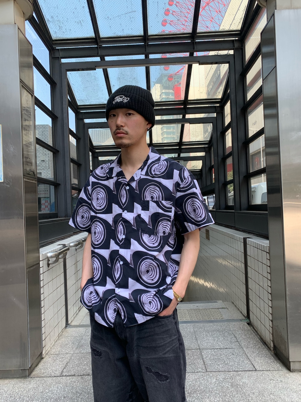 「WHO’S WHO gallery、OBEY、柄シャツ、オールブラック、ブラックコーデ、ブラックデニム、ダメージデニムパンツ、ダメージデニム、VANS、ニット帽、春服コーデ、ビッグシルエット、デニムパンツ、ストリートMIX」｜「WHO'S WHO galleryのCOOPER FACTタギングリブビーニー（ニットキャップ/ビーニー、ブラック系）」を使った、mitsuoさん（骨格ストレート・メンズ・176cm）の春コーディネートの2枚目の写真