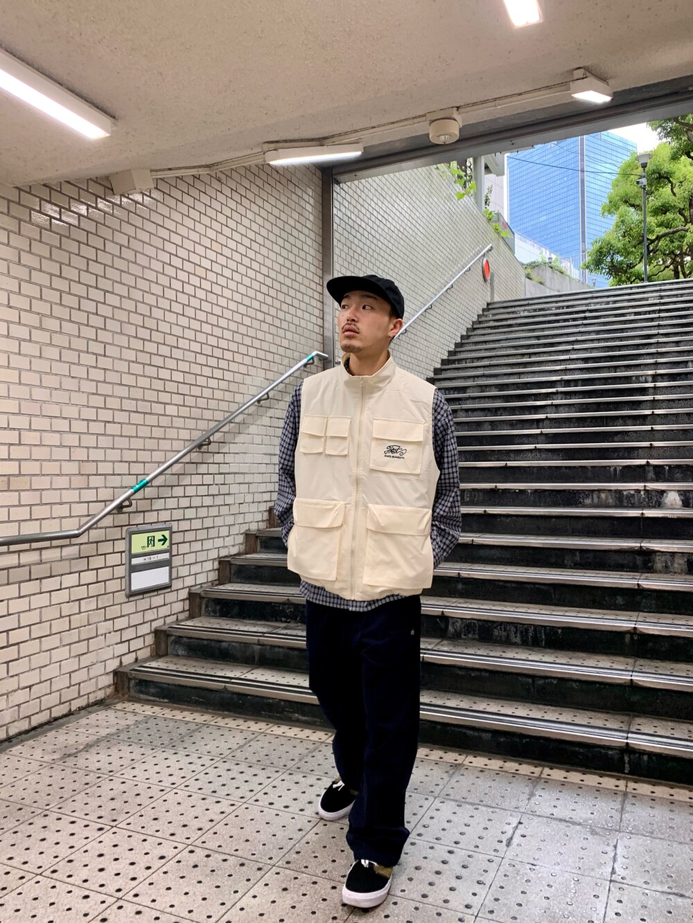 「WHO’S WHO gallery、レイヤードスタイル、ベスト、ベスト×シャツ、ベストコーデ、ベストスタイル、チノパン、VANS、キャップ、カジュアルコーデ、ストリート、チェックシャツ、シャツスタイル」｜「WHO'S WHO galleryのCOOPER FACTミリタリースタンドカラーベスト（ベスト、ホワイト系）」を使った、mitsuoさん（骨格ストレート・メンズ・176cm）の春コーディネートの2枚目の写真