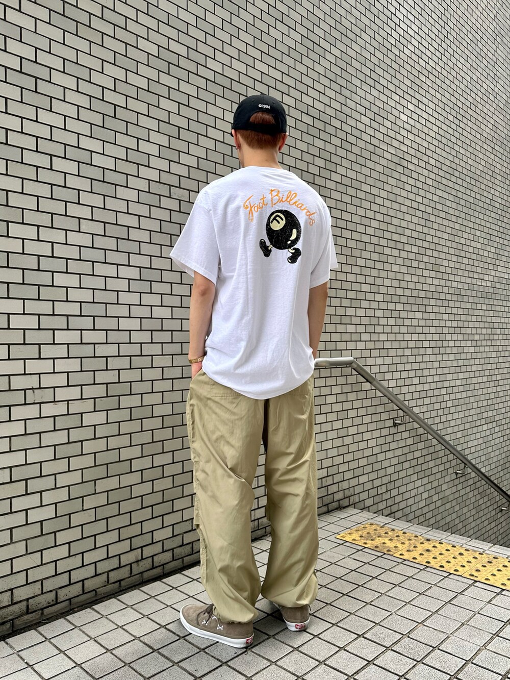 「WHO’S WHO gallery、ベスト、パラシュートパンツ、ミリタリーパンツ、ベージュ、wtaps、キャップ、キャップコーデ、キレイめ、夏コーデ、Tシャツ」｜「WHO'S WHO galleryのCOOPER FACTミリタリースタンドカラーベスト（ベスト、ブラック系）」を使った、mitsuoさん（骨格ストレート・メンズ・176cm）の春コーディネートの4枚目の写真