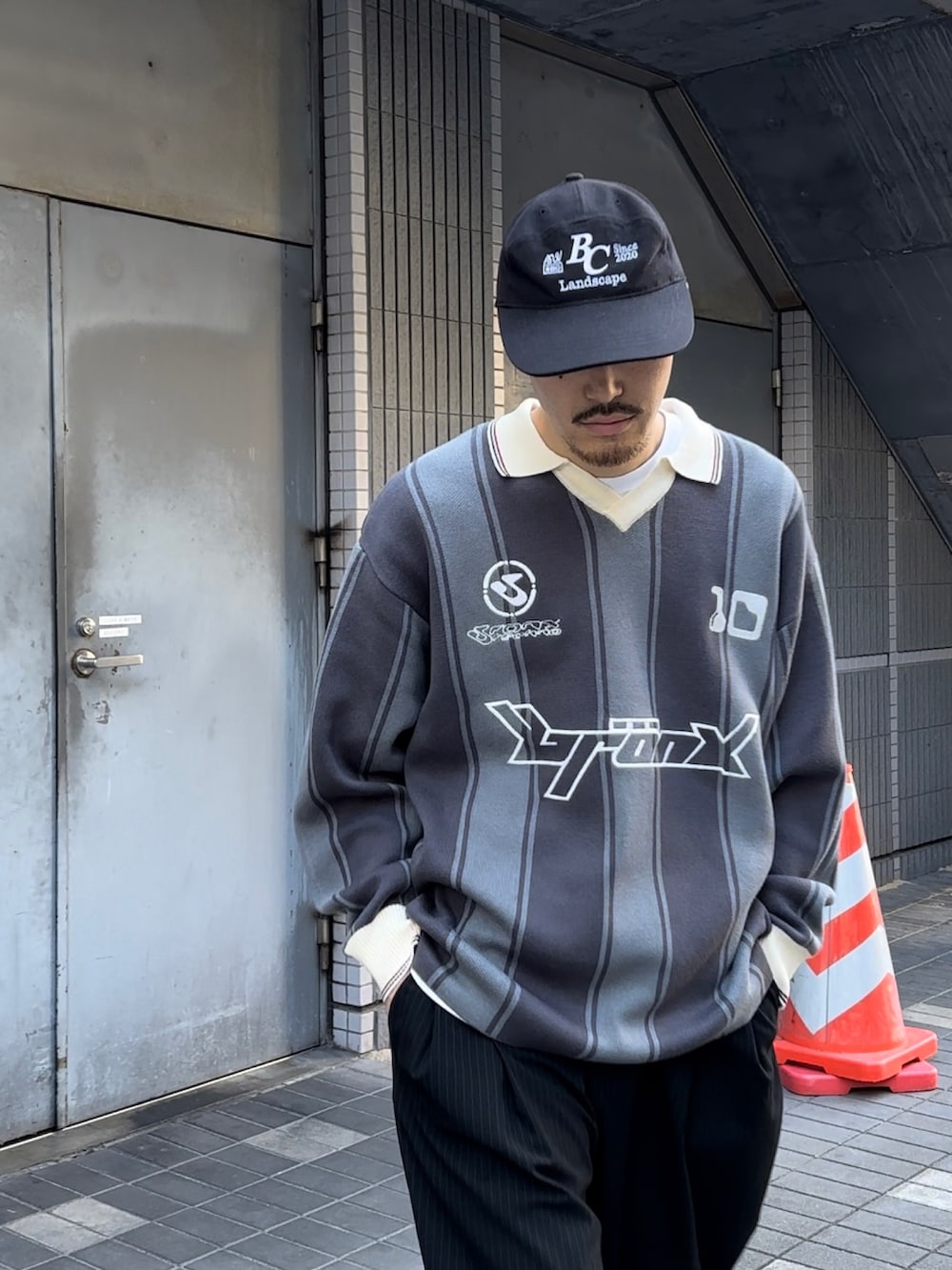 「WHO’S WHO gallery、ニット、サッカー、ファッションを楽しもう、秋のコーデ、スラックス、スラックス×スニーカー、キレイめ、秋服コーデ、ストリートコーデ、キャップ、キャップコーデ、ビッグシルエット、スポーツミックス、ストリート」｜「WHO'S WHO galleryの【KOOKY'N/クーキー】BRONXフットボールニット（ニット/セーター、グレー系）」を使った、mitsuoさん（骨格ストレート・メンズ・176cm）の秋コーディネートの2枚目の写真