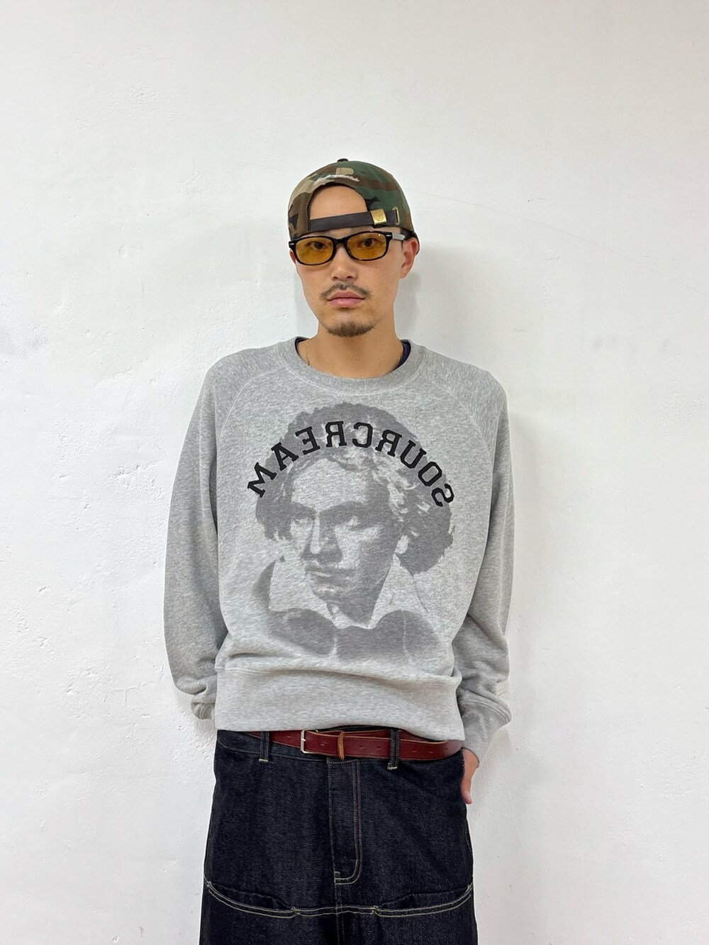 グレー系のスウェット、ブルー系のデニムパンツを着用したメンズの夏コーディネートの2枚目の写真