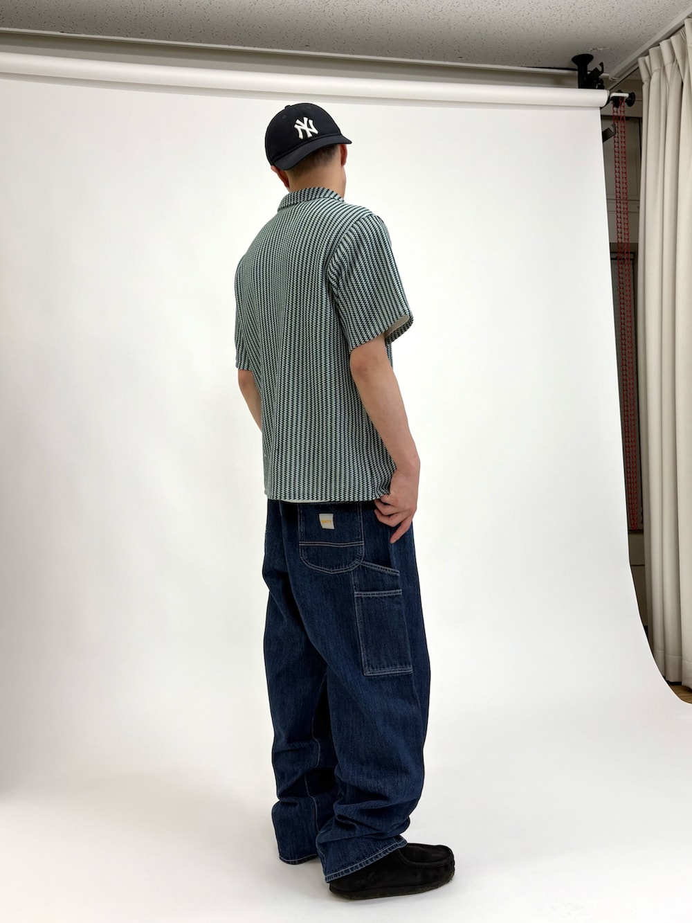 「WHO’S WHO gallery、柄シャツ、デニム、ペインターデニム、ペインターパンツ、白Tシャツ、半袖シャツ、ゆるコーデ、カジュアルコーデ」｜「WHO'S WHO galleryの【KOOKY'N / クーキー】ストライプニットシャツ / ユニセックス（シャツ/ブラウス、ブルー系）」を使った、mitsuoさん（メンズ・176cm）の夏コーディネートの2枚目の写真