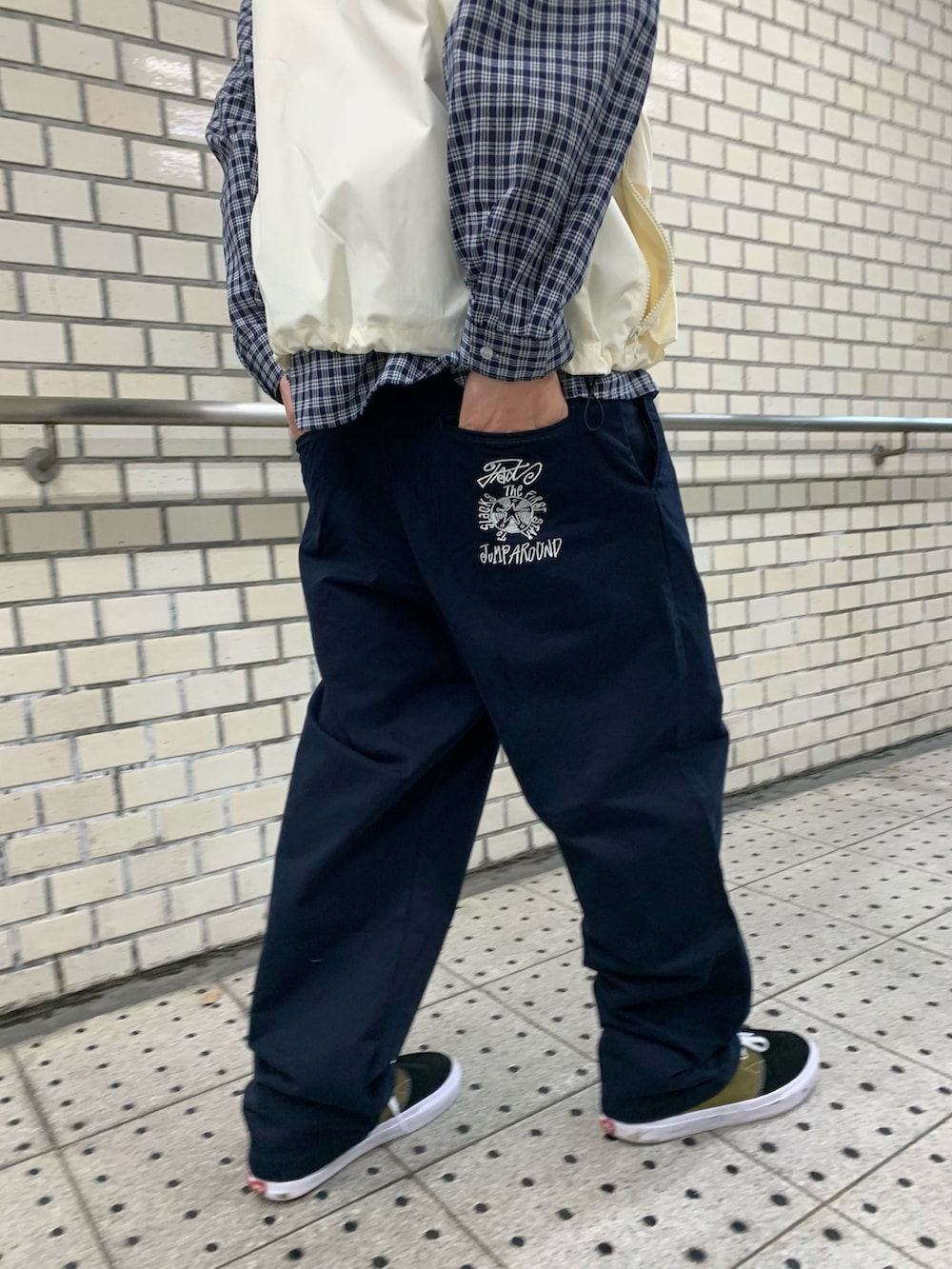 「WHO’S WHO gallery、レイヤードスタイル、ベスト、ベスト×シャツ、ベストコーデ、ベストスタイル、チノパン、VANS、キャップ、カジュアルコーデ、ストリート、チェックシャツ、シャツスタイル」｜「WHO'S WHO galleryのCOOPER FACTミリタリースタンドカラーベスト（ベスト、ホワイト系）」を使った、mitsuoさん（骨格ストレート・メンズ・176cm）の春コーディネートの4枚目の写真