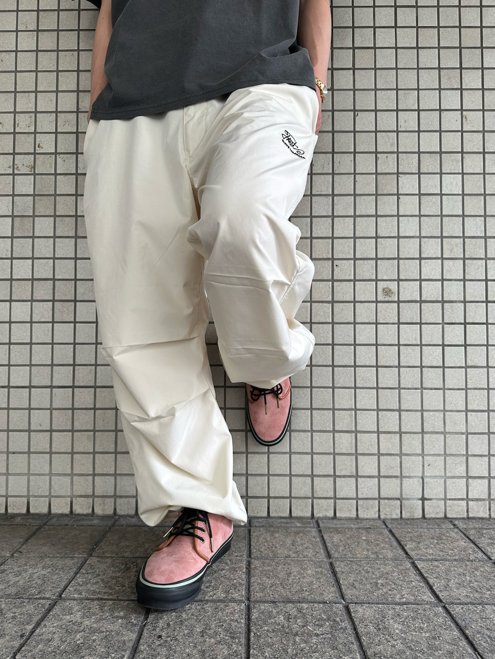 「WHO’S WHO gallery、初夏コーデ、メンズコーデ、ゆるコーデ、白パンツ、ピグメント、ロゴT、ストリート、ストリートコーデ」｜「WHO'S WHO galleryのCOOPER FACT パラシュートワイドパンツ（カーゴパンツ、ホワイト系）」を使った、mitsuoさん（骨格ストレート・メンズ・176cm）の春コーディネートの4枚目の写真