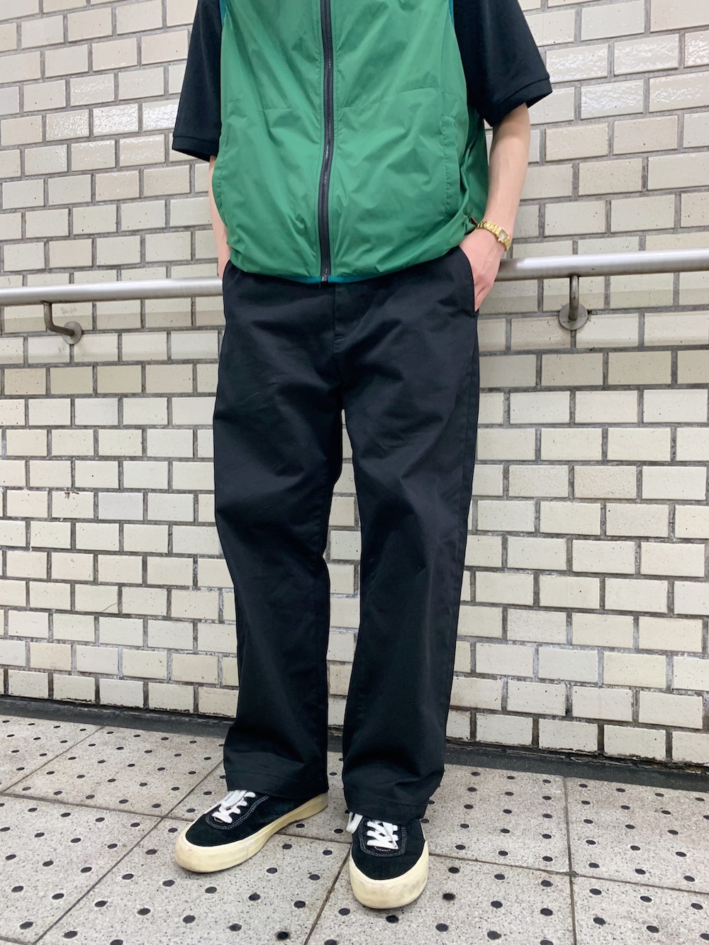 「WHO’S WHO gallery、ベスト、グリーン、ポロシャツ、OBEY、ビッグシルエット、lastresort ab、ストリート、ベストコーデ、チノパン、レイヤードスタイル」｜「WHO'S WHO galleryの【KOOKY'N/クーキー】BRONXナイロンベスト（ベスト、グリーン系）」を使った、mitsuoさん（メンズ・176cm）の春コーディネートの2枚目の写真