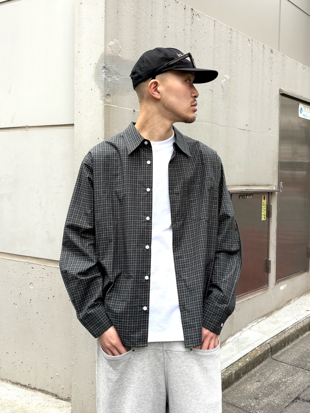 グリーン系のシャツ/ブラウス、グレー系のスウェットパンツ、ホワイト系のTシャツ/カットソーを着用したメンズの春コーディネートの2枚目の写真