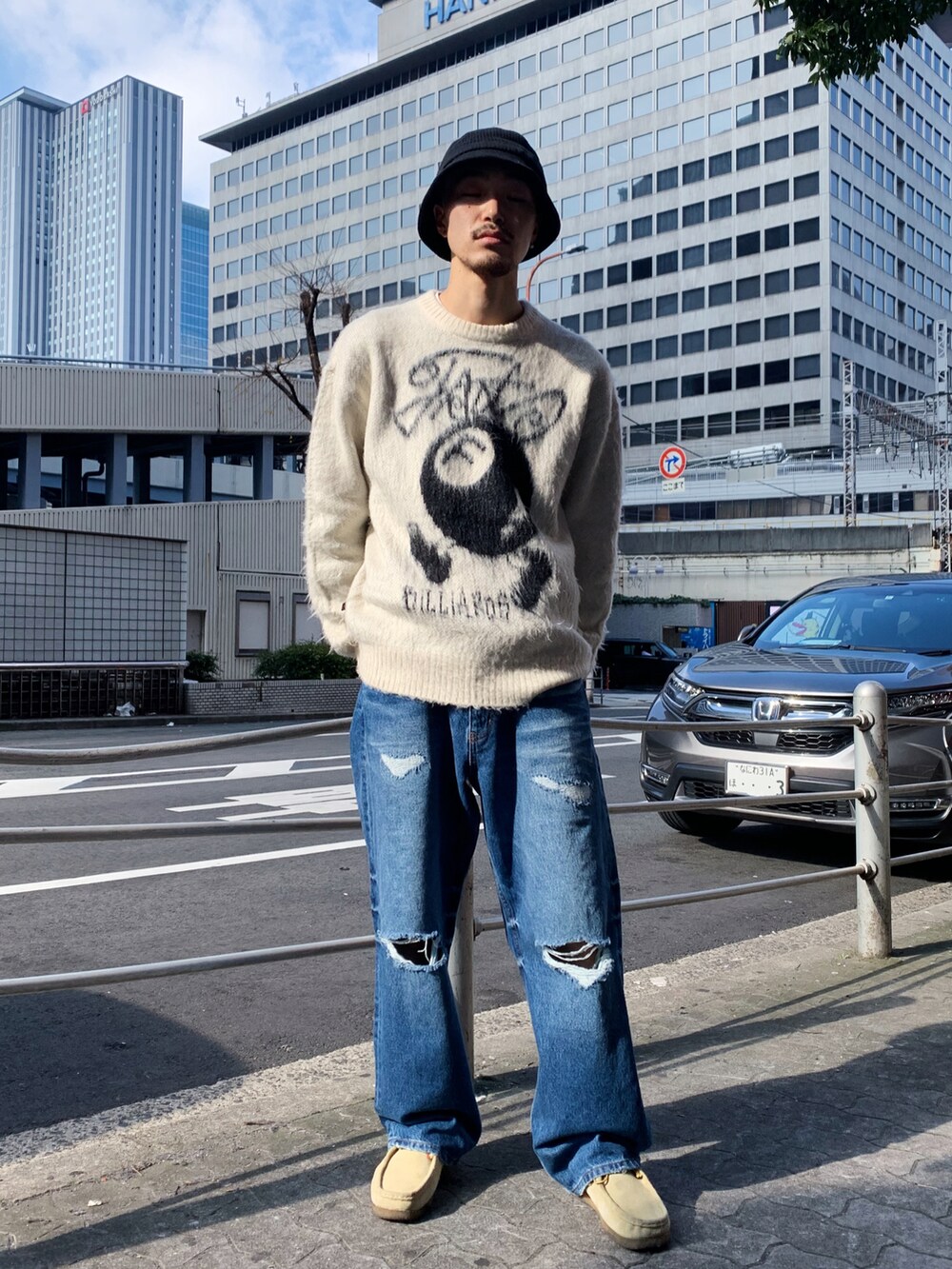 「WHO’S WHO gallery、モヘアニット、ニット、クラークス、ワラビー、デニム、デニムパンツ、オーバーサイズ、ブルーデニム、ほめられ本命コーデ、ストリート、ベージュ」｜「Supreme のアイテム（キャップ、ブラック系）」を使った、mitsuoさん（骨格ストレート・メンズ・176cm）の冬コーディネートの3枚目の写真
