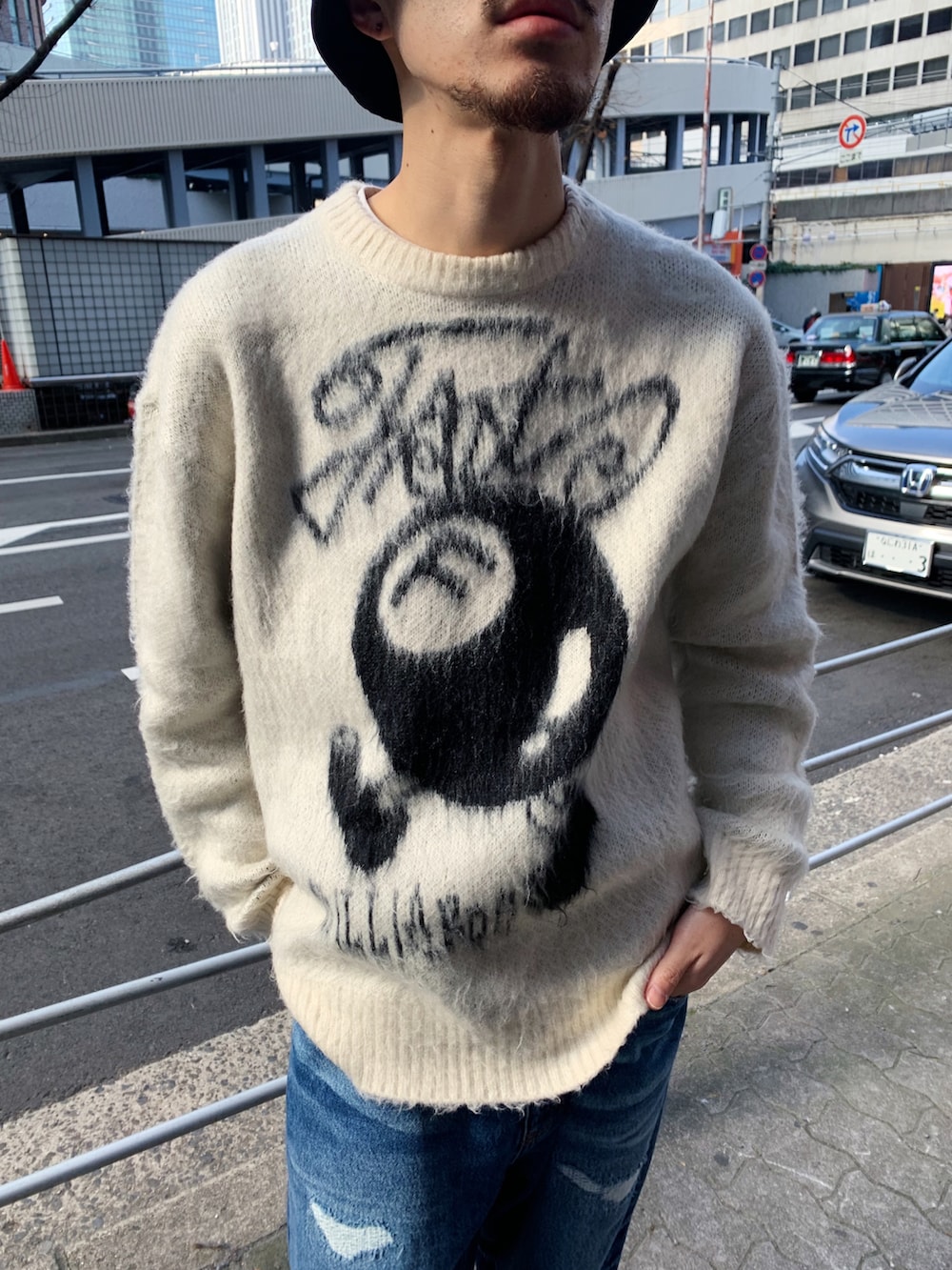 「WHO’S WHO gallery、モヘアニット、ニット、クラークス、ワラビー、デニム、デニムパンツ、オーバーサイズ、ブルーデニム、ほめられ本命コーデ、ストリート、ベージュ」｜「Supreme のアイテム（キャップ、ブラック系）」を使った、mitsuoさん（骨格ストレート・メンズ・176cm）の冬コーディネートの4枚目の写真