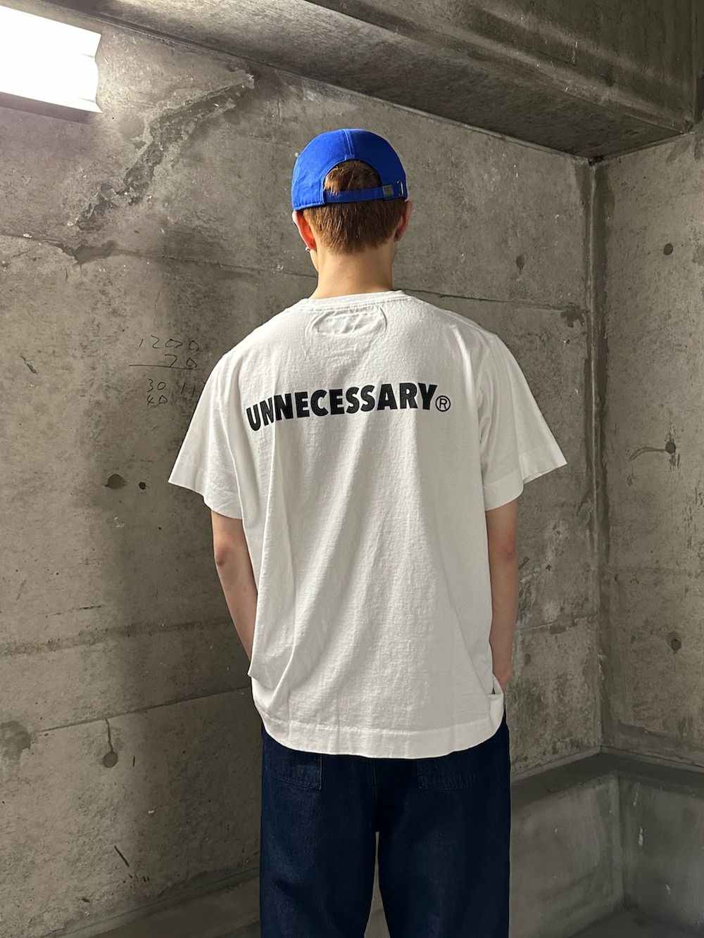 「WHO’S WHO gallery、ベスト、春夏コーデ、カーゴパンツ、パラシュートパンツ、デニムパンツ、白、ワイドパンツ、ビッグシルエット、お出かけコーデ日記、Tシャツコーデ、レイヤードスタイル」｜「WHO'S WHO galleryのCOOPER FACTミリタリースタンドカラーベスト（ベスト、ホワイト系）」を使った、mitsuoさん（骨格ストレート・メンズ・176cm）の春コーディネートの4枚目の写真