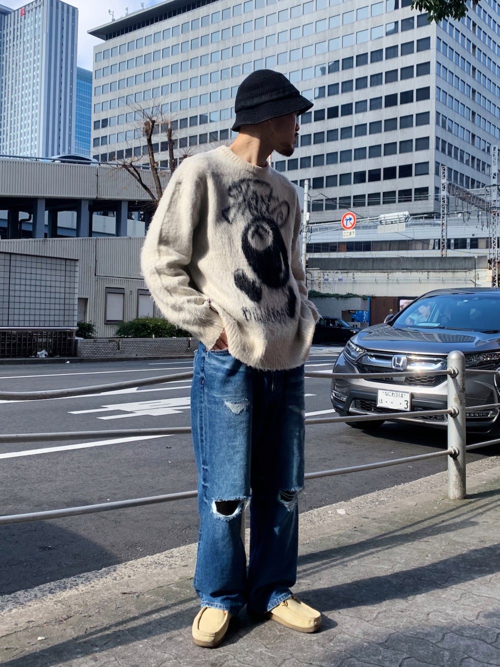 「WHO’S WHO gallery、モヘアニット、ニット、クラークス、ワラビー、デニム、デニムパンツ、オーバーサイズ、ブルーデニム、ほめられ本命コーデ、ストリート、ベージュ」｜「Supreme のアイテム（キャップ、ブラック系）」を使った、mitsuoさん（骨格ストレート・メンズ・176cm）の冬コーディネートの2枚目の写真