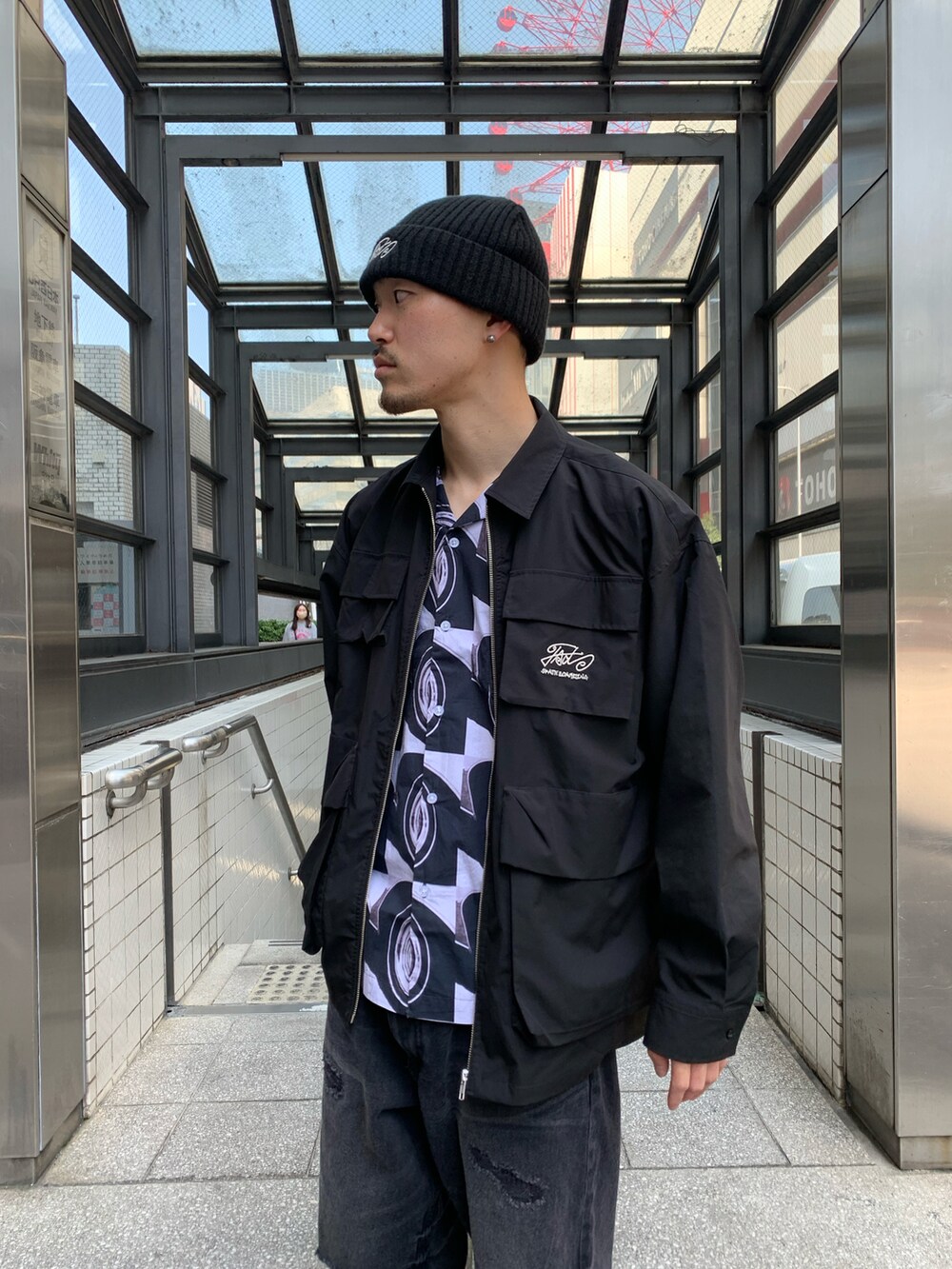 「WHO’S WHO gallery、OBEY、柄シャツ、オールブラック、ブラックコーデ、ブラックデニム、ダメージデニムパンツ、ダメージデニム、VANS、ニット帽、春服コーデ、ビッグシルエット、デニムパンツ、ストリートMIX」｜「WHO'S WHO galleryのCOOPER FACTタギングリブビーニー（ニットキャップ/ビーニー、ブラック系）」を使った、mitsuoさん（骨格ストレート・メンズ・176cm）の春コーディネートの3枚目の写真