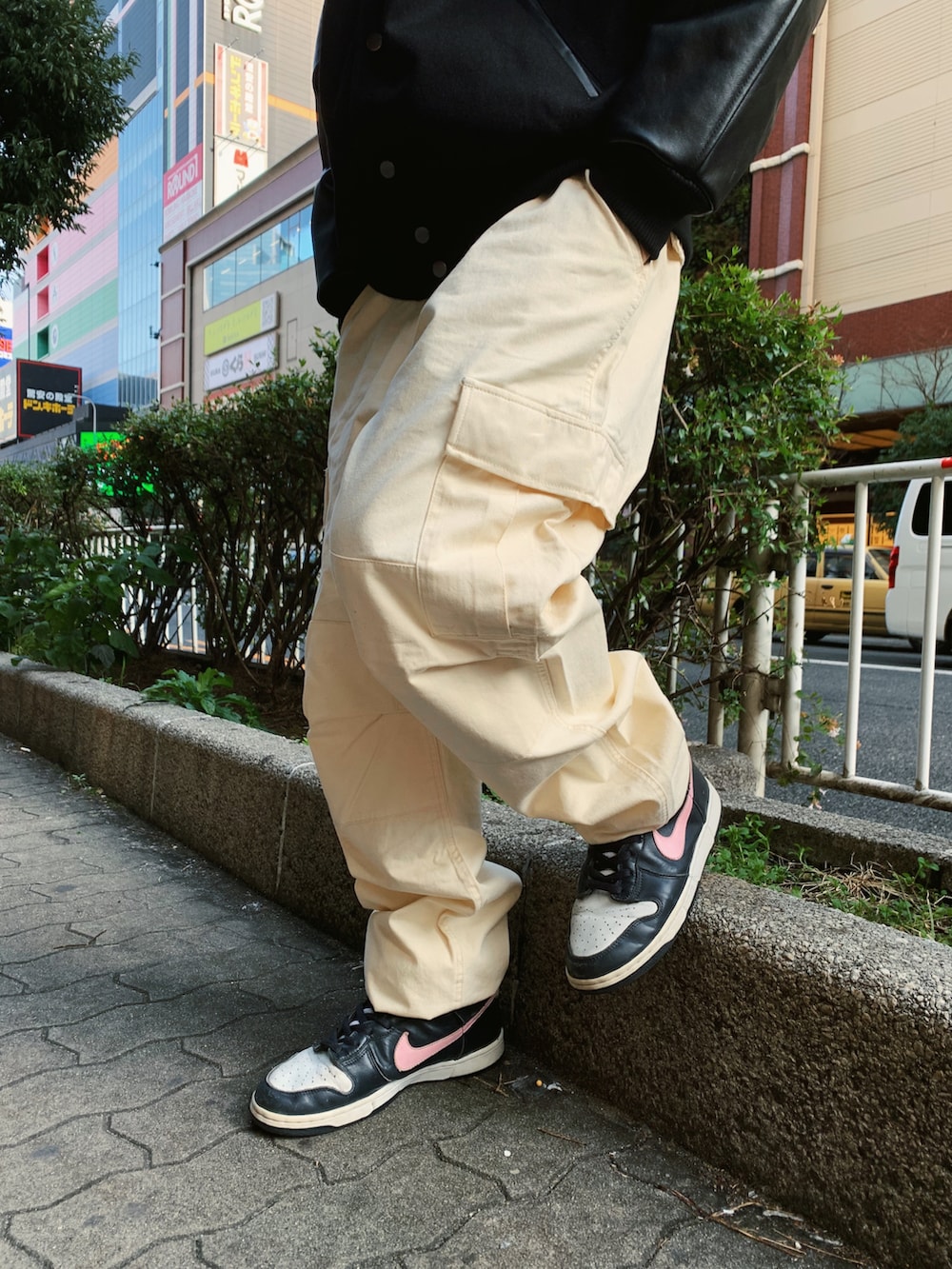 「WHO’S WHO gallery、スタジャン、ダンク、nike dunk、キャップ、白パンツ、ミリタリーパンツ、オーバーサイズ、アメカジ、ストリート、冬のコーデ、スタジャンコーデ」｜「C.EのC.E／シーイー CAV EMPT DESIGN LOW CAP（キャップ、ブラック系）」を使った、mitsuoさん（骨格ストレート・メンズ・176cm）の冬コーディネートの3枚目の写真