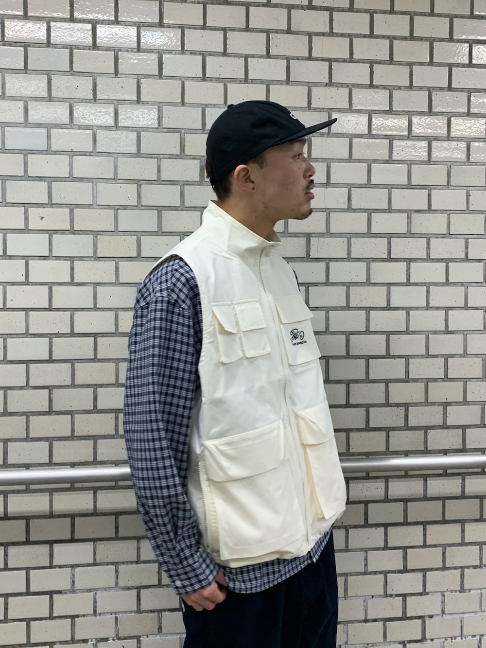 「WHO’S WHO gallery、レイヤードスタイル、ベスト、ベスト×シャツ、ベストコーデ、ベストスタイル、チノパン、VANS、キャップ、カジュアルコーデ、ストリート、チェックシャツ、シャツスタイル」｜「WHO'S WHO galleryのCOOPER FACTミリタリースタンドカラーベスト（ベスト、ホワイト系）」を使った、mitsuoさん（骨格ストレート・メンズ・176cm）の春コーディネートの5枚目の写真