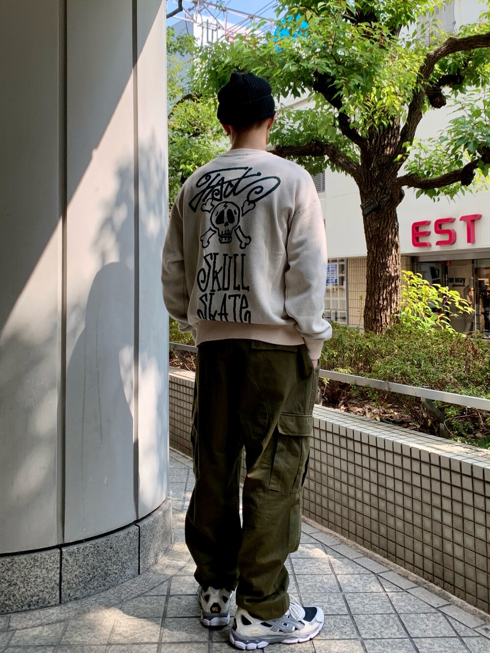 「ロゴスウェット、WHO’S WHO gallery、春服デビュー宣言、ストリートMIX、ワイドパンツ、ミリタリーパンツ、カーゴパンツ、カーキパンツ、ベージュ、春のコーデ、asics」｜「WHO'S WHO galleryの【KOOKY'N/クーキー】M-65カーゴパンツ（カーゴパンツ、グリーン系）」を使った、mitsuoさん（骨格ストレート・メンズ・176cm）の春コーディネートの2枚目の写真