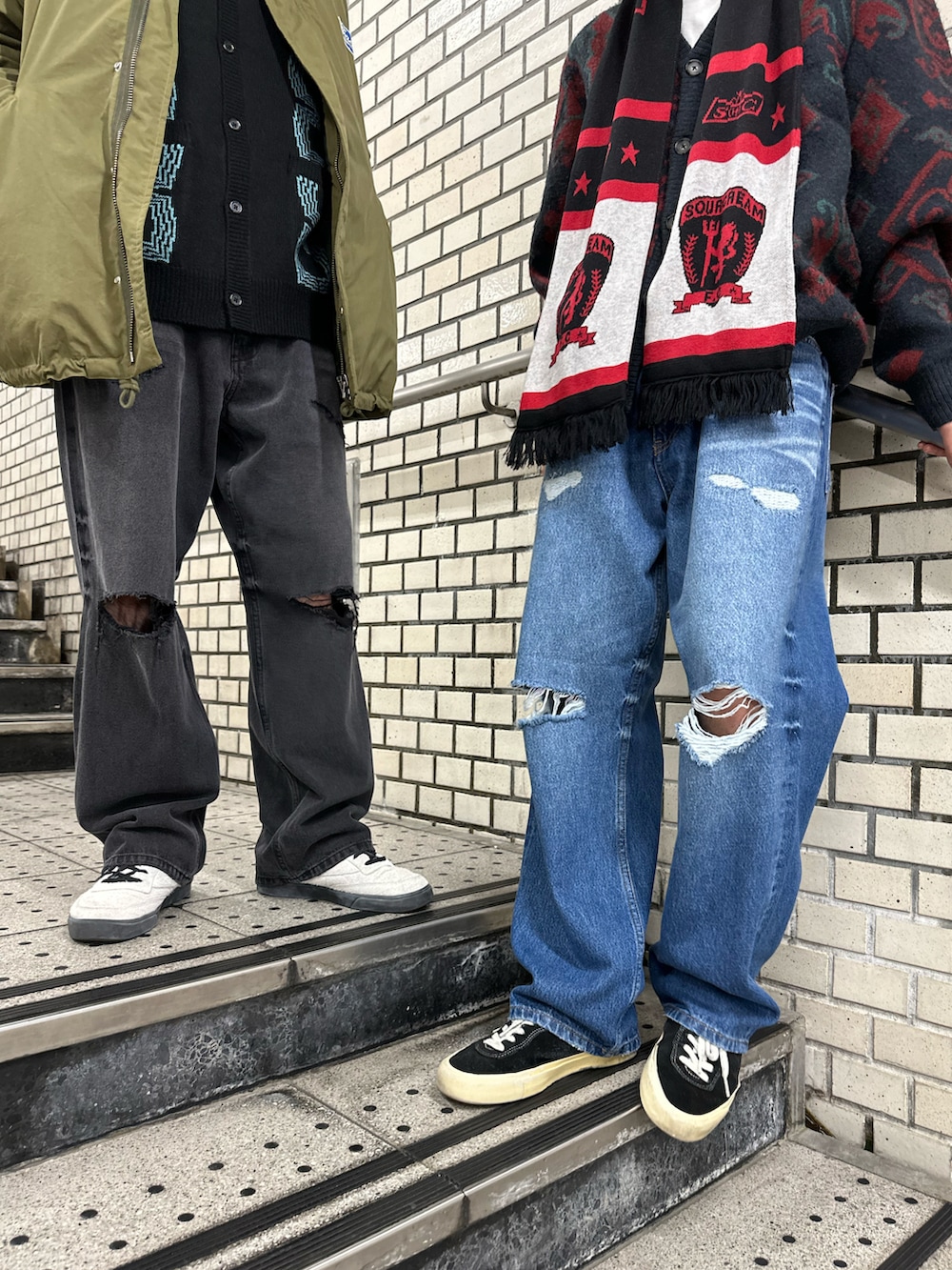 「WHO’S WHO gallery、カーディガン、柄ニット、マフラー、Carhartt WIP(Carhartt WIP)、carhartt、デニム、デニムパンツ、ダメージデニムパンツ、ダメージデニム、ストリート、オーバーサイズ、ストリートコーデ、秋冬コーデ」｜「Carhartt WIPの【CARHARTT WIP / カーハート ダブリューアイピー】 VERSE CARDIGAN：カーディガン（カーディガン/ボレロ、ブルー系）」を使った、mitsuoさん（骨格ストレート・メンズ・176cm）の冬コーディネートの5枚目の写真