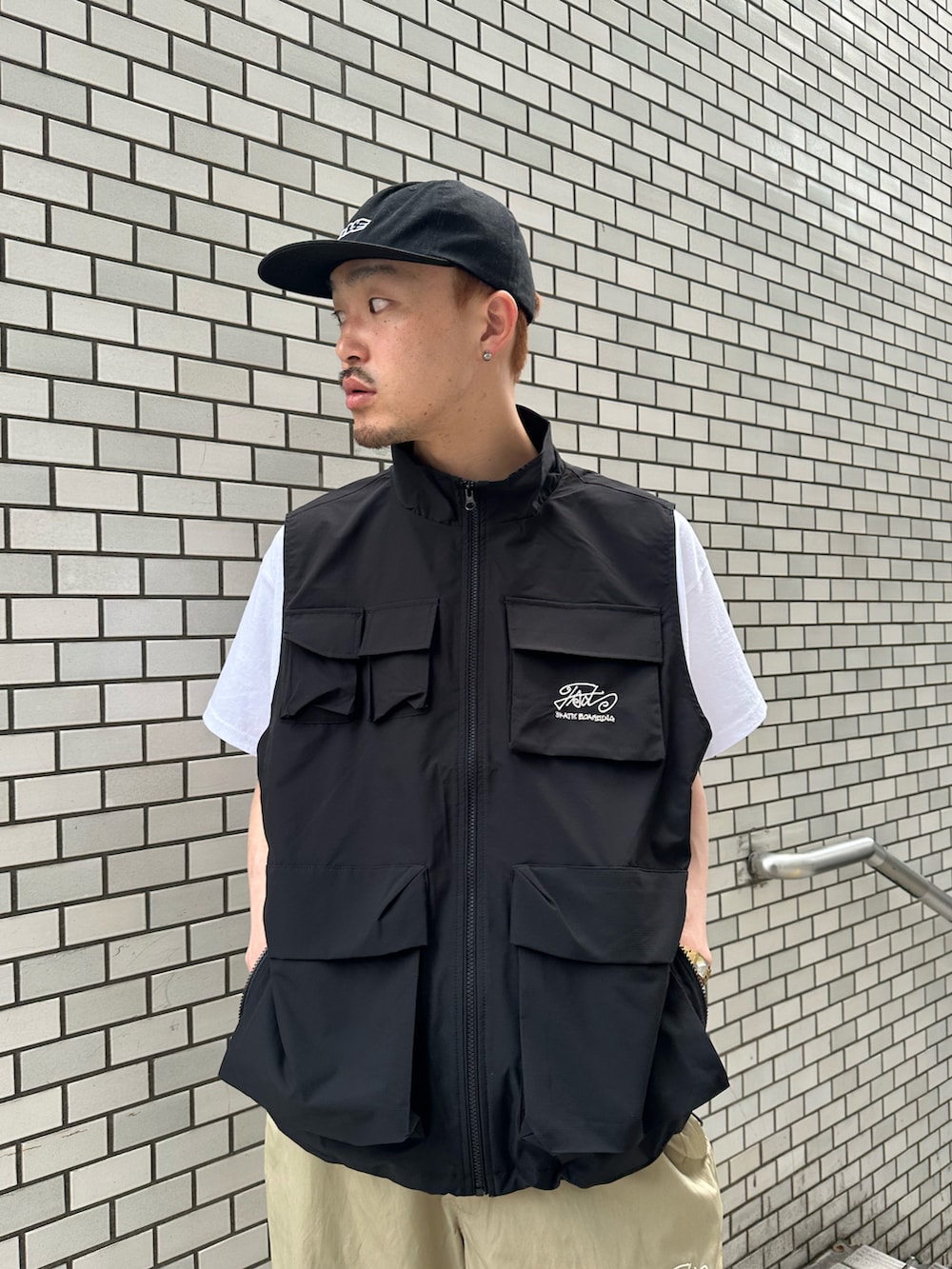 「WHO’S WHO gallery、ベスト、パラシュートパンツ、ミリタリーパンツ、ベージュ、wtaps、キャップ、キャップコーデ、キレイめ、夏コーデ、Tシャツ」｜「WHO'S WHO galleryのCOOPER FACTミリタリースタンドカラーベスト（ベスト、ブラック系）」を使った、mitsuoさん（骨格ストレート・メンズ・176cm）の春コーディネートの2枚目の写真