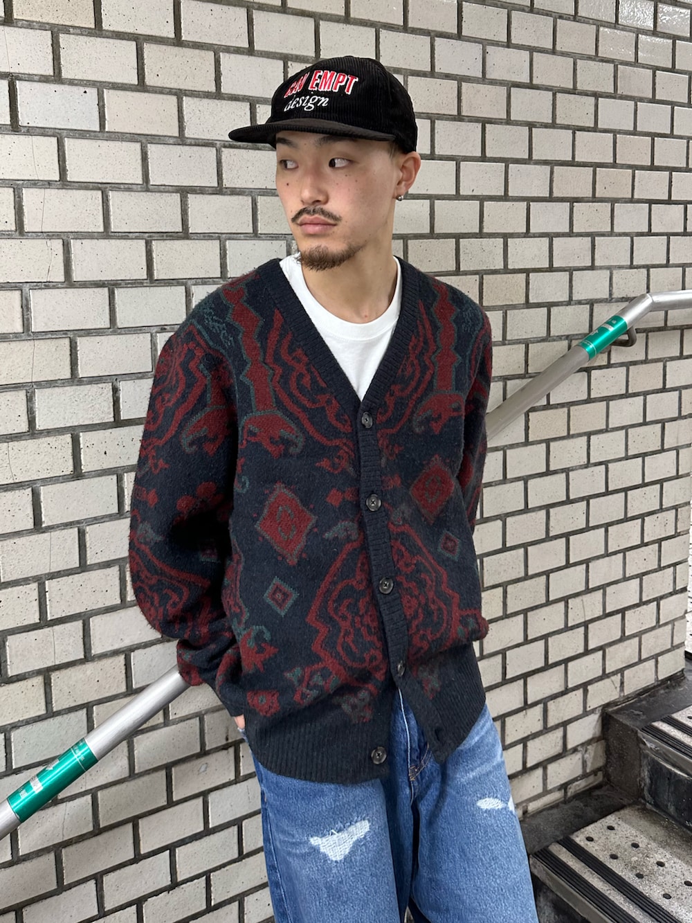 「WHO’S WHO gallery、カーディガン、柄ニット、マフラー、Carhartt WIP(Carhartt WIP)、carhartt、デニム、デニムパンツ、ダメージデニムパンツ、ダメージデニム、ストリート、オーバーサイズ、ストリートコーデ、秋冬コーデ」｜「Carhartt WIPの【CARHARTT WIP / カーハート ダブリューアイピー】 VERSE CARDIGAN：カーディガン（カーディガン/ボレロ、ブルー系）」を使った、mitsuoさん（骨格ストレート・メンズ・176cm）の冬コーディネートの3枚目の写真
