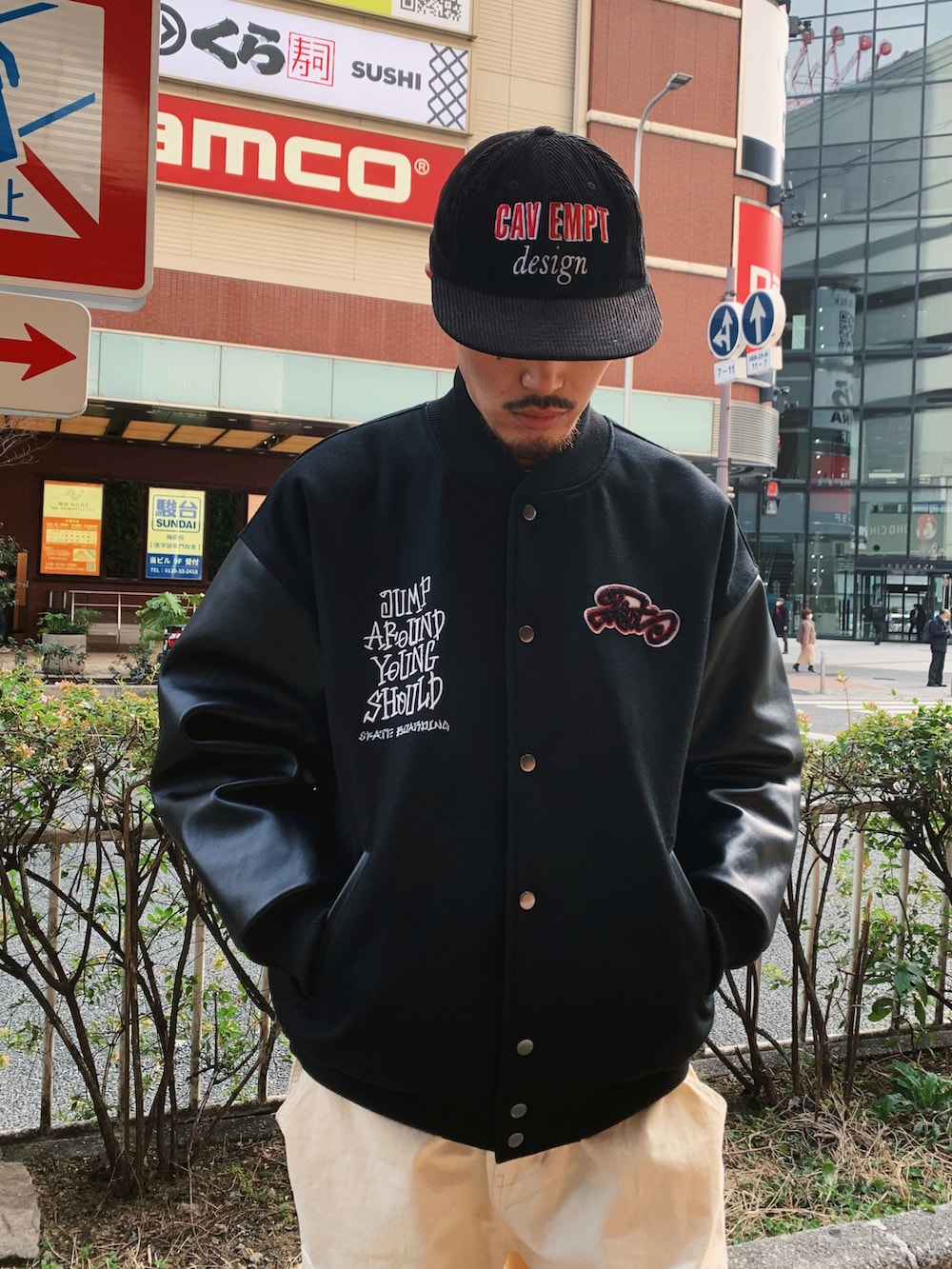 「WHO’S WHO gallery、スタジャン、ダンク、nike dunk、キャップ、白パンツ、ミリタリーパンツ、オーバーサイズ、アメカジ、ストリート、冬のコーデ、スタジャンコーデ」｜「C.EのC.E／シーイー CAV EMPT DESIGN LOW CAP（キャップ、ブラック系）」を使った、mitsuoさん（骨格ストレート・メンズ・176cm）の冬コーディネートの2枚目の写真
