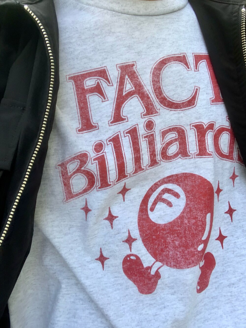 グレー系のTシャツ/カットソー、ブラック系のカーゴパンツ、ホワイト系のスニーカーを着用したメンズの春コーディネートの2枚目の写真
