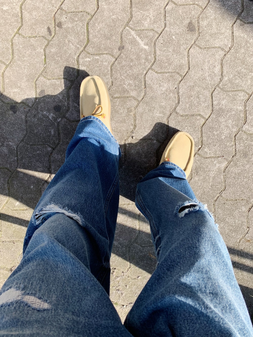 「WHO’S WHO gallery、モヘアニット、ニット、クラークス、ワラビー、デニム、デニムパンツ、オーバーサイズ、ブルーデニム、ほめられ本命コーデ、ストリート、ベージュ」｜「Supreme のアイテム（キャップ、ブラック系）」を使った、mitsuoさん（骨格ストレート・メンズ・176cm）の冬コーディネートの5枚目の写真