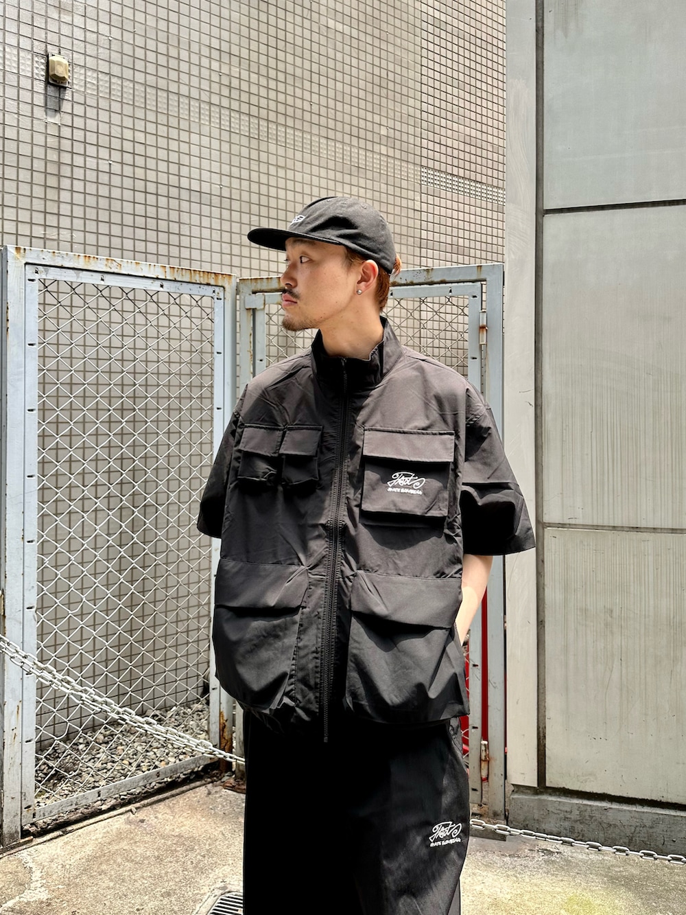 「WHO’S WHO gallery、モノトーンコーデ、オールブラック、ミリタリーシャツ、半袖シャツ、パラシュートパンツ、ミリタリーパンツ、ストリート、wtaps、ストリートコーデ」｜「WTAPSのアイテム（スニーカー、ベージュ系）」を使った、mitsuoさん（骨格ストレート・メンズ・176cm）の夏コーディネートの3枚目の写真