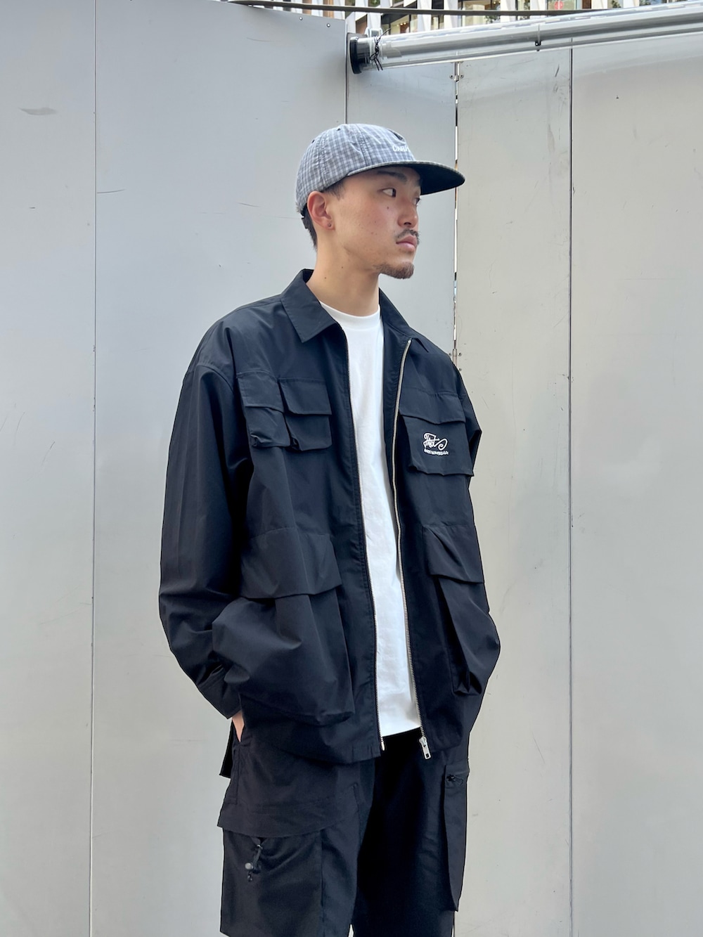 「WHO’S WHO gallery、カーゴパンツ、オールブラック、ブラックコーデ、セットアップ、ミリタリージャケット、ミリタリーコーデ、asics、シャツスタイル、シンプルコーデ、ワントーンコーデ、ストリート」｜「WHO'S WHO galleryのCOOPER FACTミリタリーシャツジャケット（シャツ/ブラウス、ブラック系）」を使った、mitsuoさん（骨格ストレート・メンズ・176cm）の春コーディネートの2枚目の写真