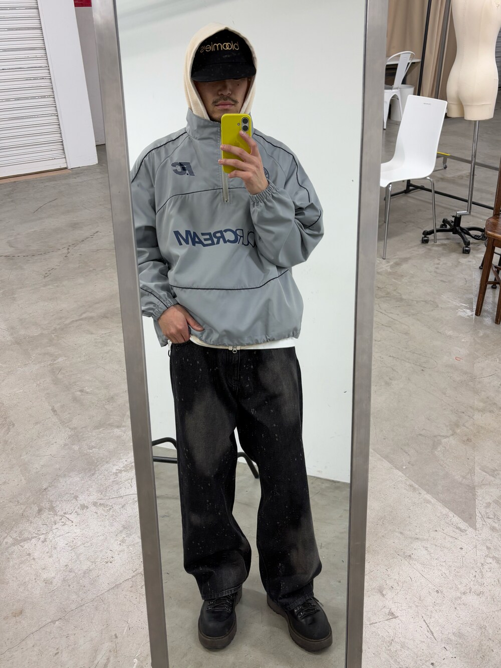 グレー系のナイロンジャケット、ブラック系のデニムパンツを着用したメンズの春コーディネートの3枚目の写真