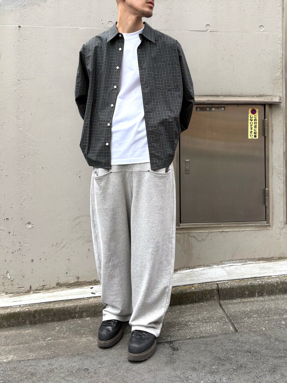 グリーン系のシャツ/ブラウス、グレー系のスウェットパンツ、ホワイト系のTシャツ/カットソーを着用したメンズの春コーディネートの3枚目の写真