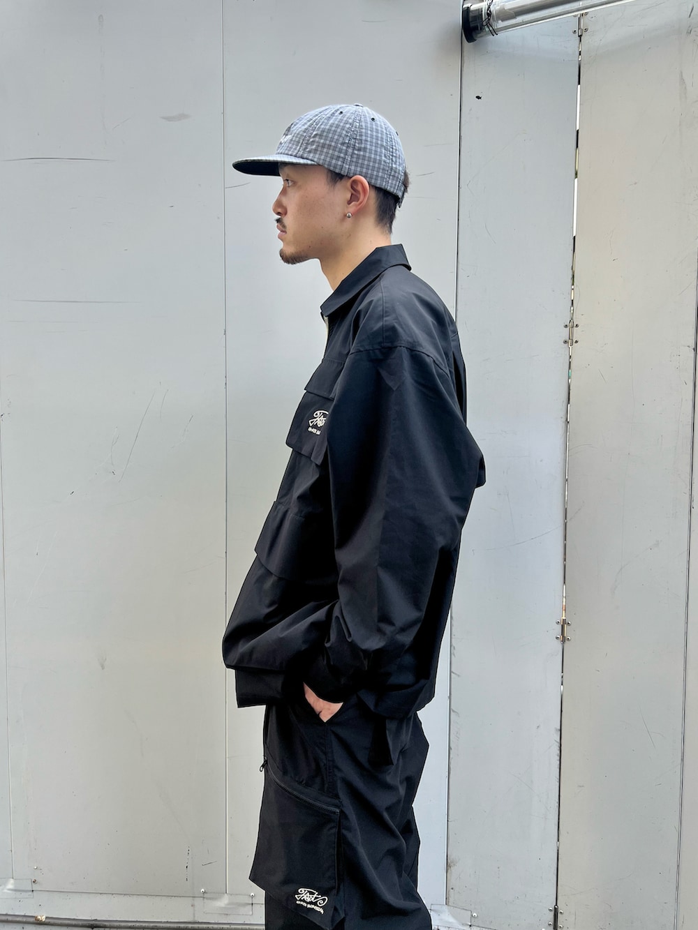 「WHO’S WHO gallery、カーゴパンツ、オールブラック、ブラックコーデ、セットアップ、ミリタリージャケット、ミリタリーコーデ、asics、シャツスタイル、シンプルコーデ、ワントーンコーデ、ストリート」｜「WHO'S WHO galleryのCOOPER FACTミリタリーシャツジャケット（シャツ/ブラウス、ブラック系）」を使った、mitsuoさん（骨格ストレート・メンズ・176cm）の春コーディネートの3枚目の写真
