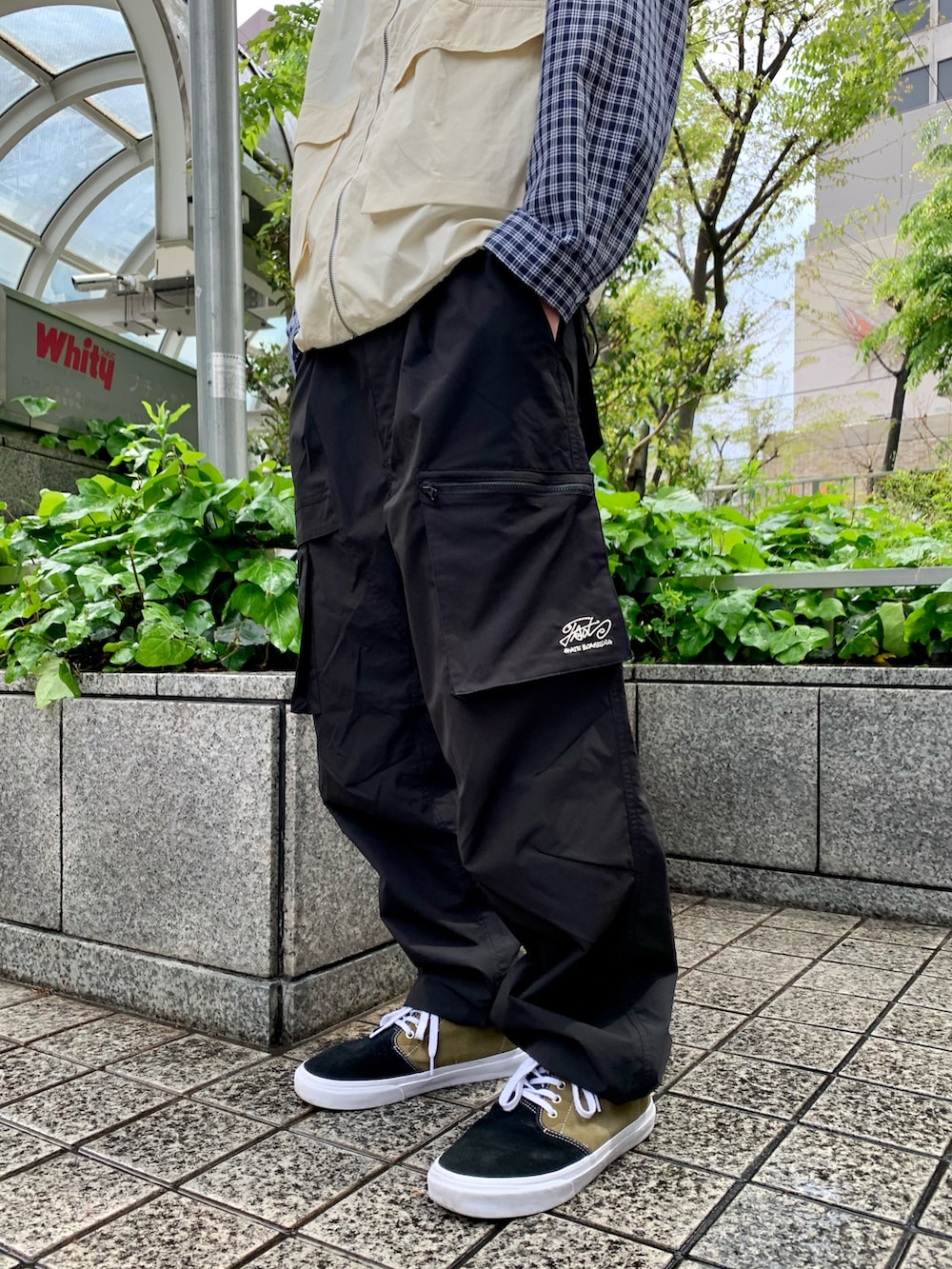 「WHO’S WHO gallery、ベスト×シャツ、ベスト、ミリタリーパンツ、カーゴパンツ、チェックシャツ、レイヤードスタイル、ホワイトコーデ、VANS、キャップ、サングラス、カジュアル、ストリート、ミリタリー」｜「WHO'S WHO galleryのCOOPER FACTスタンドカラーベスト（ベスト、ホワイト系）」を使った、mitsuoさん（骨格ストレート・メンズ・176cm）の春コーディネートの4枚目の写真