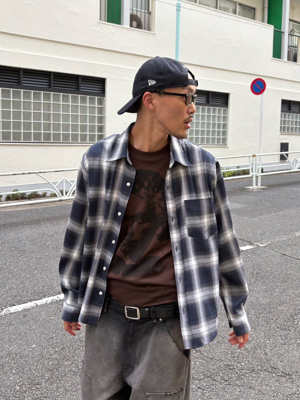 ブルー系のシャツ/ブラウス、ブラウン系のTシャツ/カットソー、ブラック系のチノパンツを着用したメンズの秋コーディネートの2枚目の写真