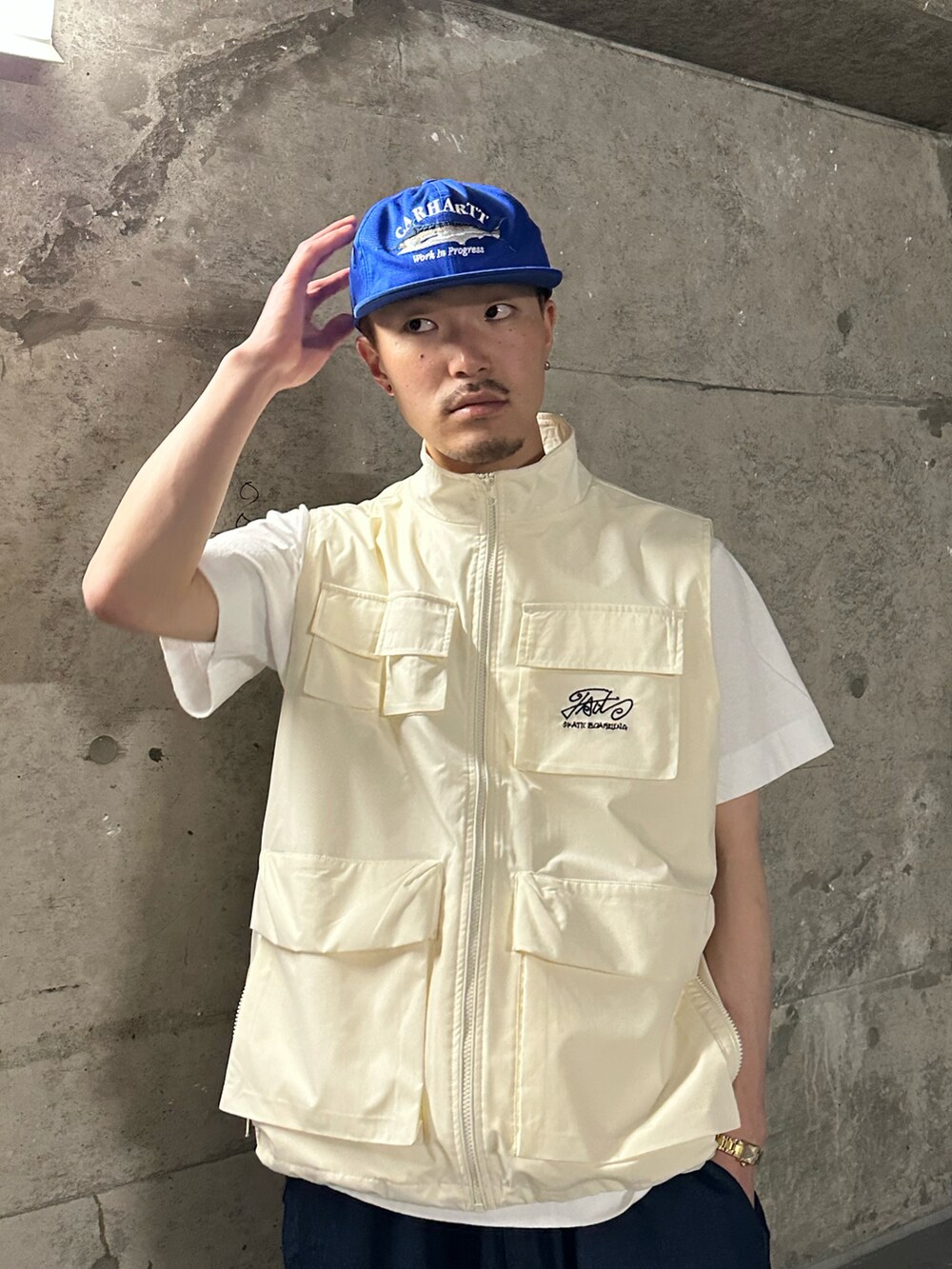 「WHO’S WHO gallery、ベスト、春夏コーデ、カーゴパンツ、パラシュートパンツ、デニムパンツ、白、ワイドパンツ、ビッグシルエット、お出かけコーデ日記、Tシャツコーデ、レイヤードスタイル」｜「WHO'S WHO galleryのCOOPER FACTミリタリースタンドカラーベスト（ベスト、ホワイト系）」を使った、mitsuoさん（骨格ストレート・メンズ・176cm）の春コーディネートの2枚目の写真