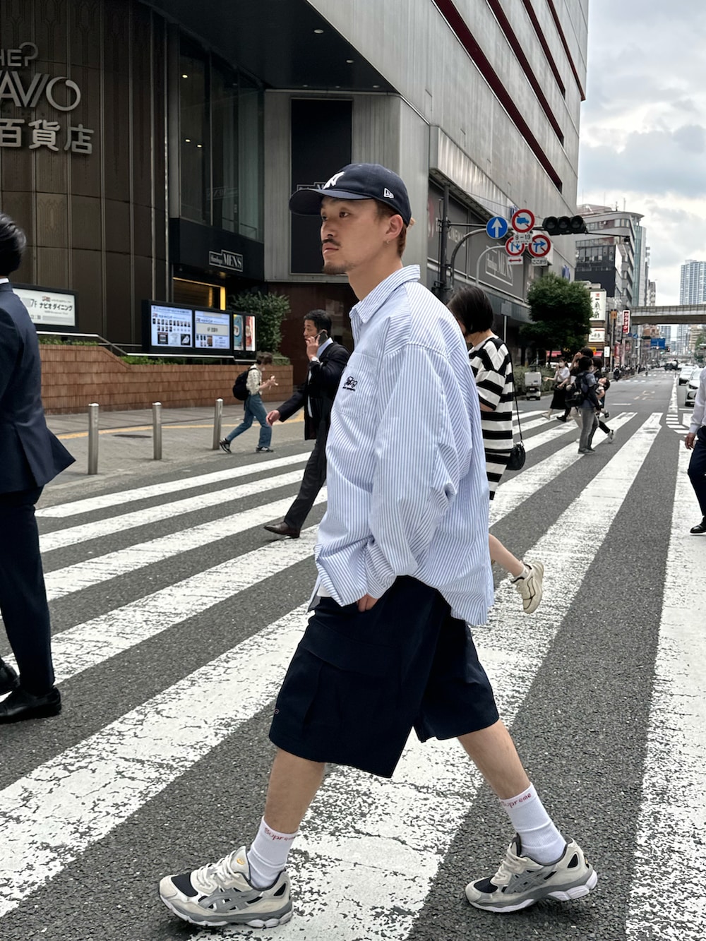 「WHO’S WHO gallery、ストライプシャツ、ハーフパンツ、ビッグシャツ、カーゴパンツ、カーゴショーツ、ニューエラ、キャップ、キャップコーデ、夏コーデ、このスタイルがお気に入り、シンプル、オーバーサイズ、ストリートMIX」｜「WHO'S WHO galleryのCOOPER FACT スーパービッグストライプシャツ（シャツ/ブラウス、ホワイト系）」を使った、mitsuoさん（骨格ストレート・メンズ・176cm）の夏コーディネートの2枚目の写真