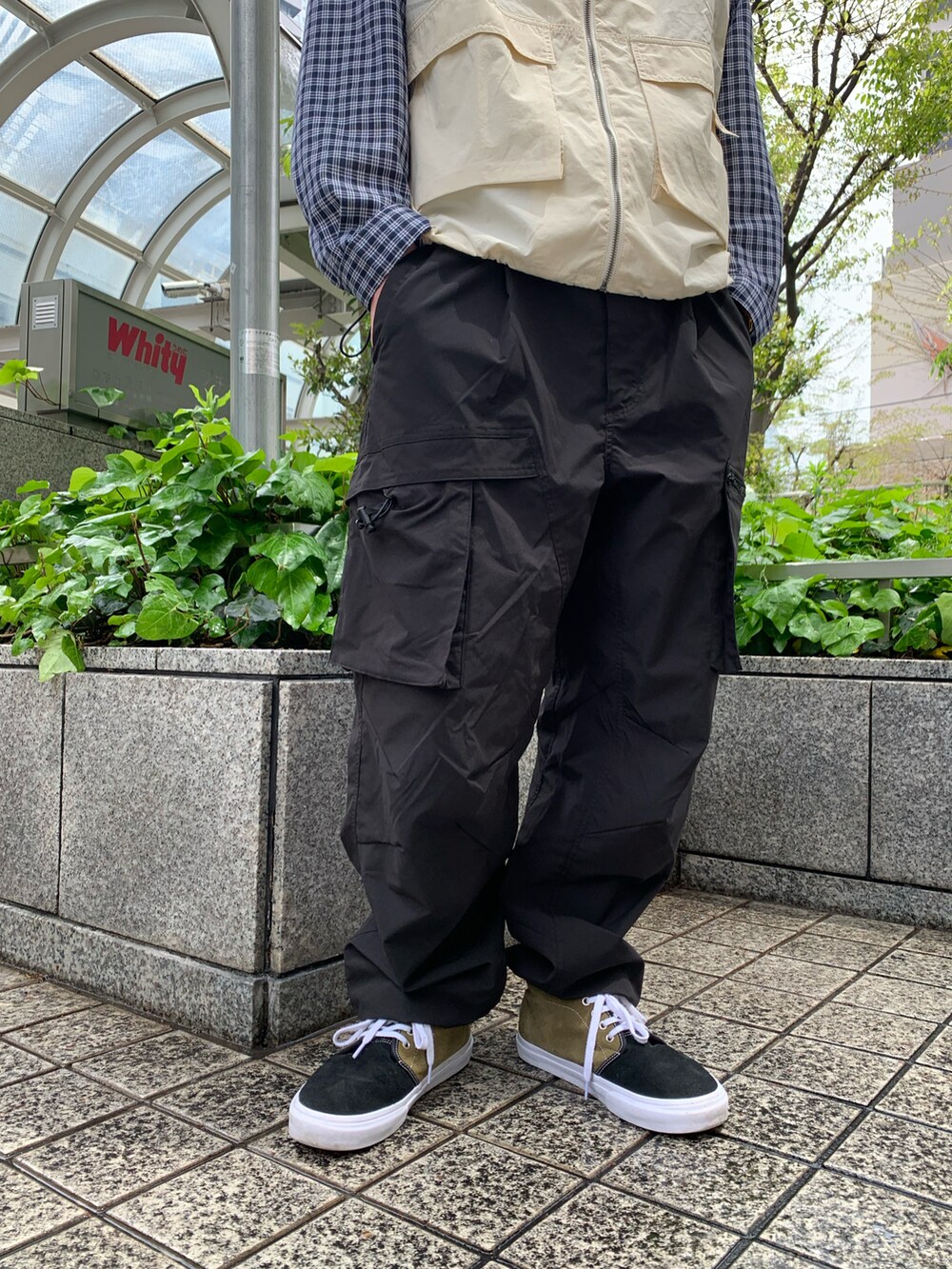 「WHO’S WHO gallery、ベスト×シャツ、ベスト、ミリタリーパンツ、カーゴパンツ、チェックシャツ、レイヤードスタイル、ホワイトコーデ、VANS、キャップ、サングラス、カジュアル、ストリート、ミリタリー」｜「WHO'S WHO galleryのCOOPER FACTスタンドカラーベスト（ベスト、ホワイト系）」を使った、mitsuoさん（骨格ストレート・メンズ・176cm）の春コーディネートの5枚目の写真