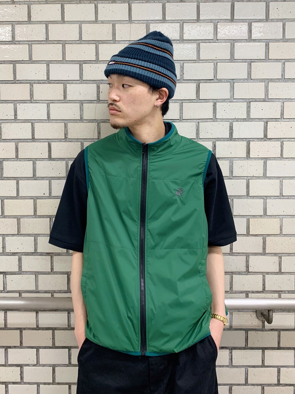 「WHO’S WHO gallery、ベスト、グリーン、ポロシャツ、OBEY、ビッグシルエット、lastresort ab、ストリート、ベストコーデ、チノパン、レイヤードスタイル」｜「WHO'S WHO galleryの【KOOKY'N/クーキー】BRONXナイロンベスト（ベスト、グリーン系）」を使った、mitsuoさん（メンズ・176cm）の春コーディネートの4枚目の写真