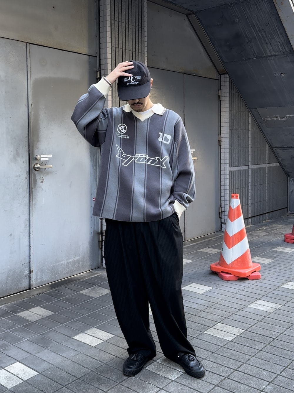 「WHO’S WHO gallery、ニット、サッカー、ファッションを楽しもう、秋のコーデ、スラックス、スラックス×スニーカー、キレイめ、秋服コーデ、ストリートコーデ、キャップ、キャップコーデ、ビッグシルエット、スポーツミックス、ストリート」｜「WHO'S WHO galleryの【KOOKY'N/クーキー】BRONXフットボールニット（ニット/セーター、グレー系）」を使った、mitsuoさん（骨格ストレート・メンズ・176cm）の秋コーディネートの3枚目の写真