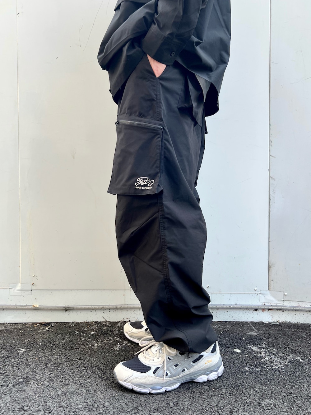 「WHO’S WHO gallery、カーゴパンツ、オールブラック、ブラックコーデ、セットアップ、ミリタリージャケット、ミリタリーコーデ、asics、シャツスタイル、シンプルコーデ、ワントーンコーデ、ストリート」｜「WHO'S WHO galleryのCOOPER FACTミリタリーシャツジャケット（シャツ/ブラウス、ブラック系）」を使った、mitsuoさん（骨格ストレート・メンズ・176cm）の春コーディネートの4枚目の写真