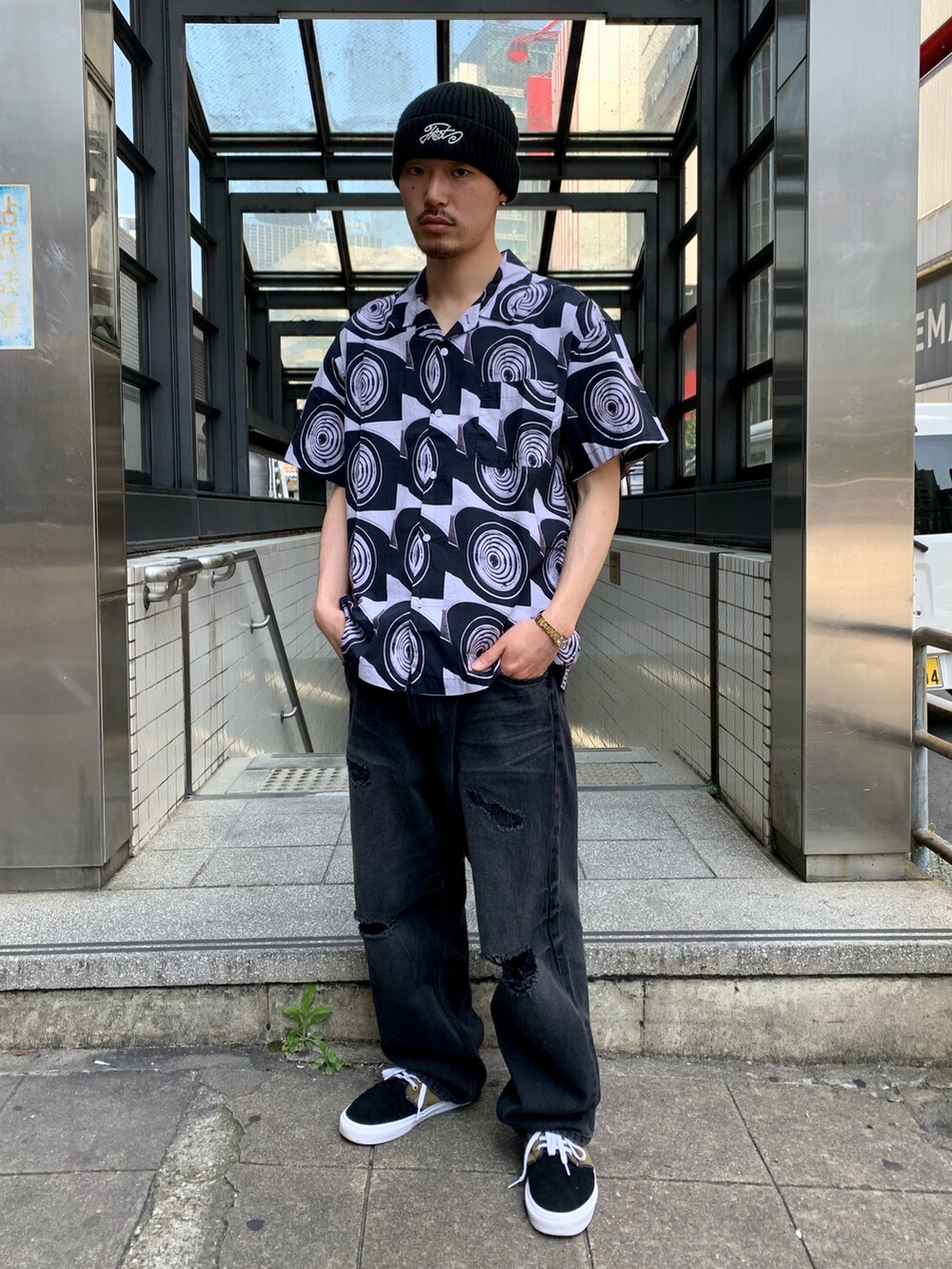 「WHO’S WHO gallery、OBEY、柄シャツ、オールブラック、ブラックコーデ、ブラックデニム、ダメージデニムパンツ、ダメージデニム、VANS、ニット帽、春服コーデ、ビッグシルエット、デニムパンツ、ストリートMIX」｜「WHO'S WHO galleryのCOOPER FACTタギングリブビーニー（ニットキャップ/ビーニー、ブラック系）」を使った、mitsuoさん（骨格ストレート・メンズ・176cm）の春コーディネートの4枚目の写真