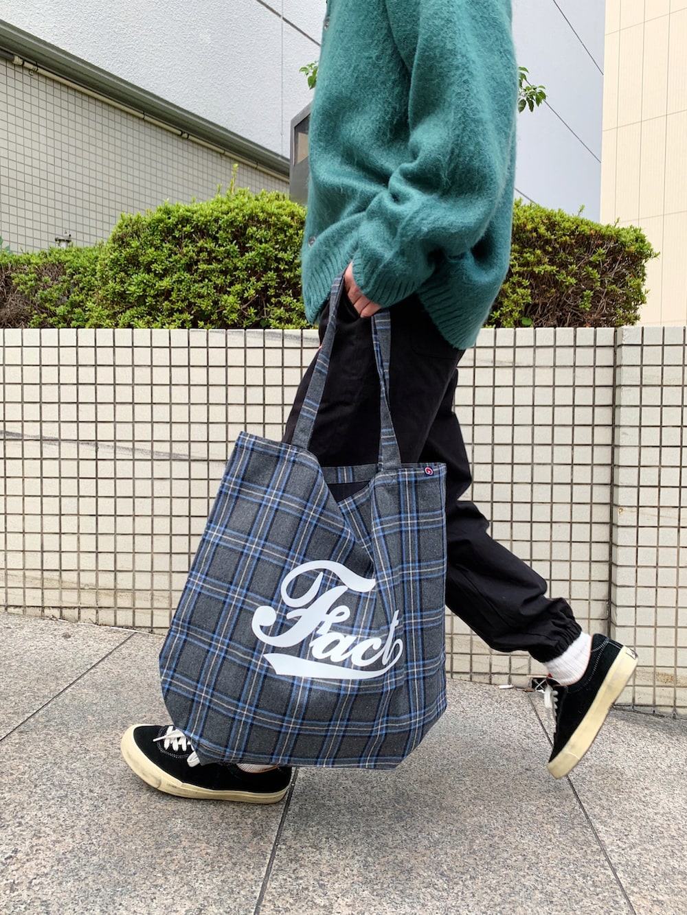 「WHO’S WHO gallery、トートバッグ、カーディガン、モヘアカーディガン、秋冬コーデ、秋のコーデ、ストリートMIX、キャップ、キャップコーデ、lastresort ab、チェック、オーバーサイズ、ゆるコーデ」｜「WHO'S WHO galleryのCOOPER FACTコーデュロイキャップ（キャップ、ブラック系）」を使った、mitsuoさん（メンズ・176cm）の秋コーディネートの3枚目の写真