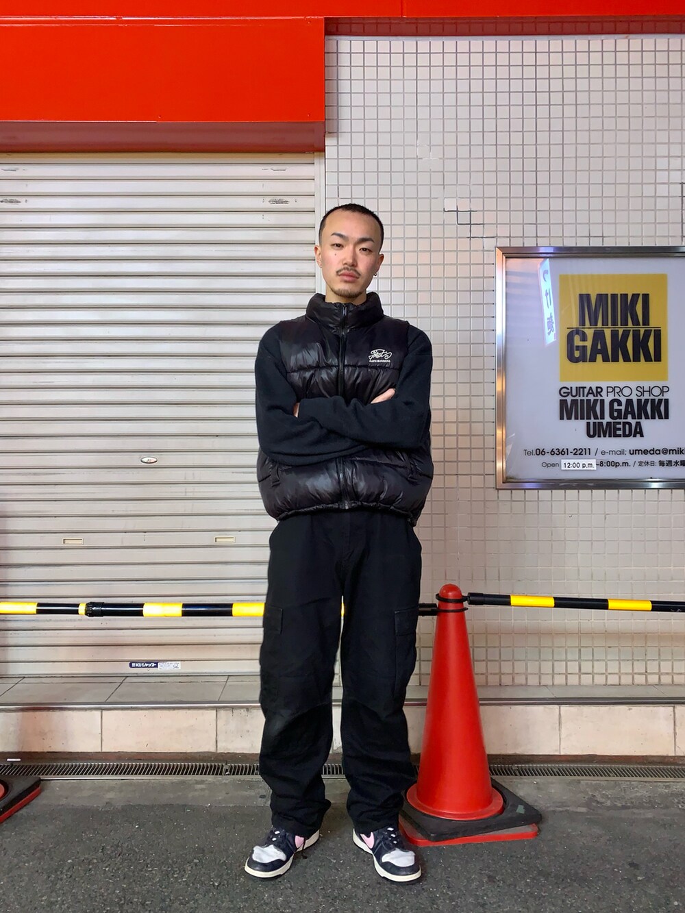 「WHO’S WHO gallery、ダウンベスト、ベストコーデ、オーバーサイズ、M65、ミリタリーパンツ、カーゴパンツ、NIKE、dunk、ストリート、モノトーンコーデ、ストリートMIX、スポーツミックス」｜「WHO'S WHO galleryのCOOPER FACTボール中綿ベスト（ダウンベスト、ブラック系）」を使った、mitsuoさん（骨格ストレート・メンズ・176cm）の冬コーディネートの2枚目の写真
