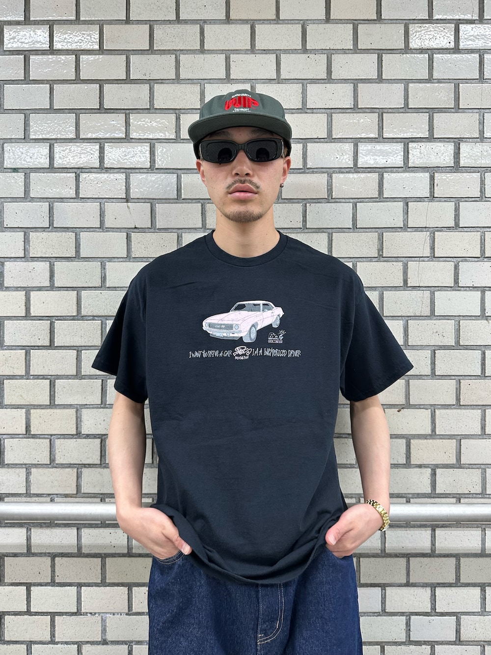 「WHO’S WHO gallery、Tシャツ、グラフィックＴ、デニム、デニムパンツ、シンプルコーデ、お出かけコーデ日記、休日スタイル、大人コーデ、アメカジ、キャップコーデ、キャップ」｜「WHO'S WHO galleryのCOPPER FACT レーシングBIGTEE（Tシャツ/カットソー、ブラック系）」を使った、mitsuoさん（骨格ストレート・メンズ・176cm）の春コーディネートの2枚目の写真