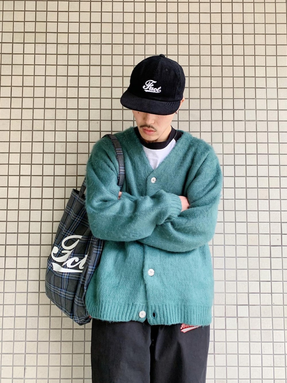 「WHO’S WHO gallery、トートバッグ、カーディガン、モヘアカーディガン、秋冬コーデ、秋のコーデ、ストリートMIX、キャップ、キャップコーデ、lastresort ab、チェック、オーバーサイズ、ゆるコーデ」｜「WHO'S WHO galleryのCOOPER FACTコーデュロイキャップ（キャップ、ブラック系）」を使った、mitsuoさん（メンズ・176cm）の秋コーディネートの2枚目の写真