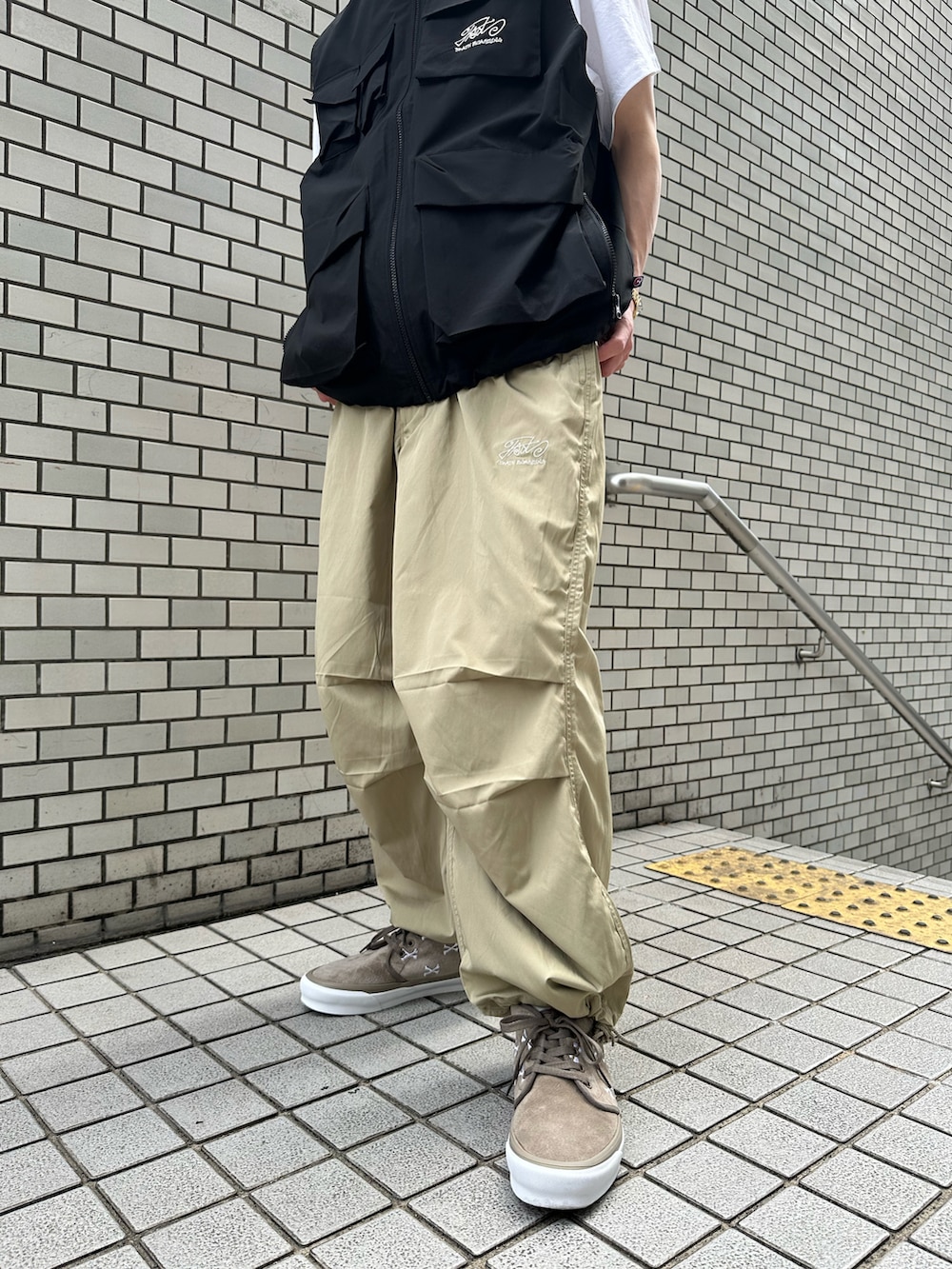 「WHO’S WHO gallery、ベスト、パラシュートパンツ、ミリタリーパンツ、ベージュ、wtaps、キャップ、キャップコーデ、キレイめ、夏コーデ、Tシャツ」｜「WHO'S WHO galleryのCOOPER FACTミリタリースタンドカラーベスト（ベスト、ブラック系）」を使った、mitsuoさん（骨格ストレート・メンズ・176cm）の春コーディネートの3枚目の写真