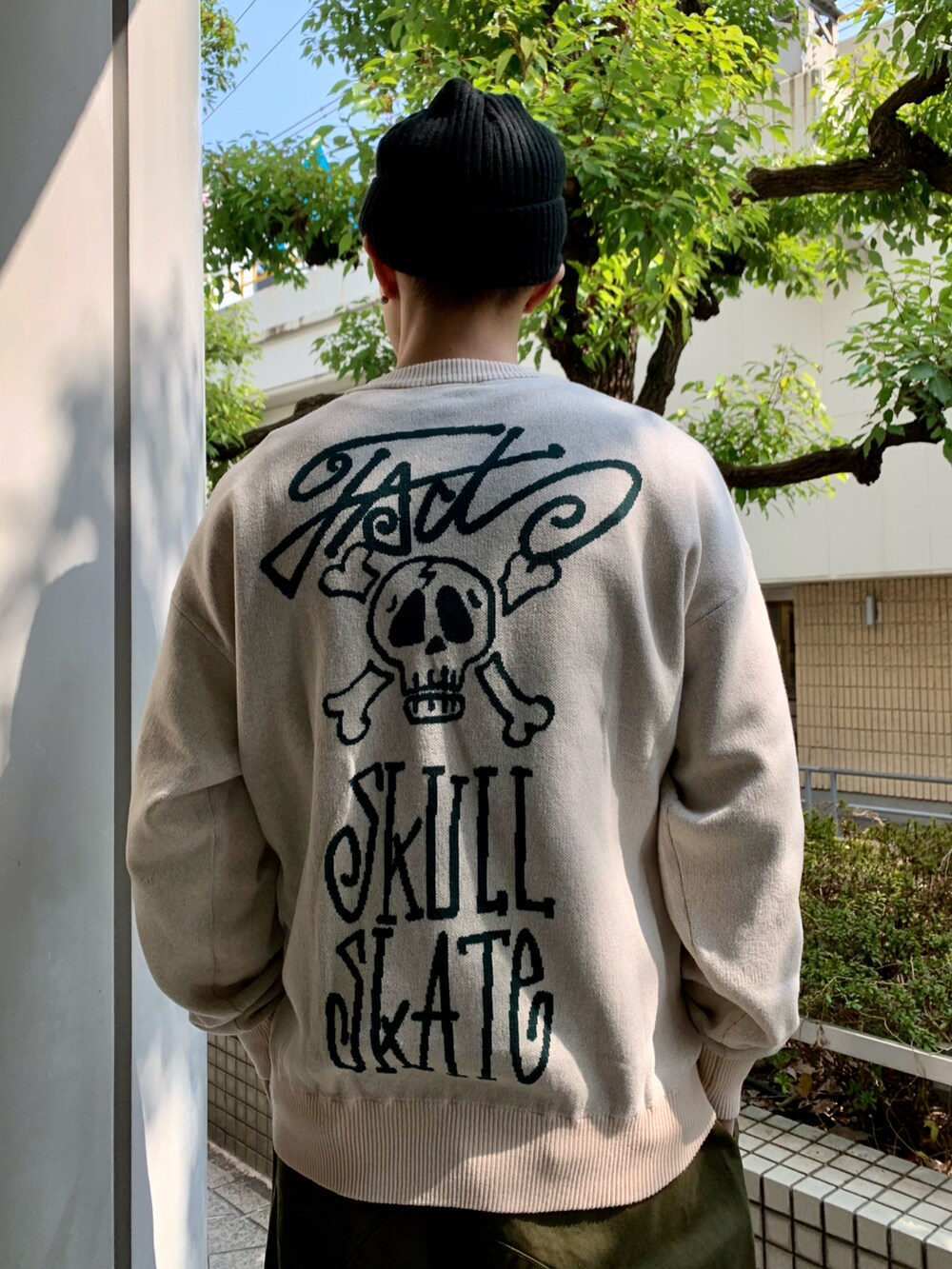 「ロゴスウェット、WHO’S WHO gallery、春服デビュー宣言、ストリートMIX、ワイドパンツ、ミリタリーパンツ、カーゴパンツ、カーキパンツ、ベージュ、春のコーデ、asics」｜「WHO'S WHO galleryの【KOOKY'N/クーキー】M-65カーゴパンツ（カーゴパンツ、グリーン系）」を使った、mitsuoさん（骨格ストレート・メンズ・176cm）の春コーディネートの3枚目の写真