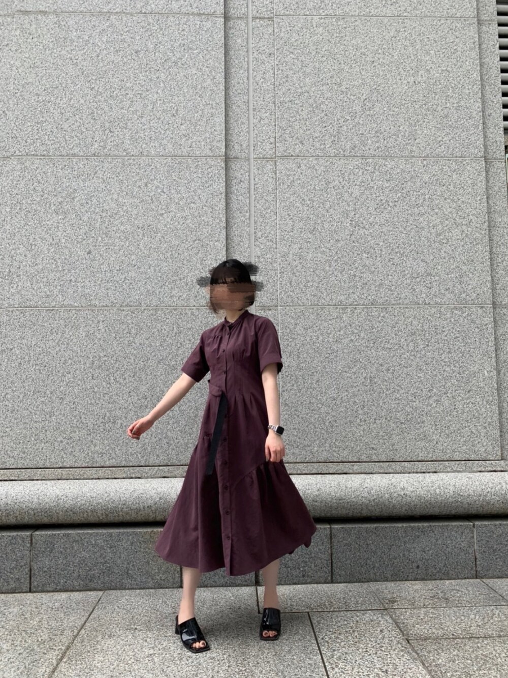 ブラック系のサンダル、ブラウン系のワンピースを着用したレディースの夏コーディネートの2枚目の写真