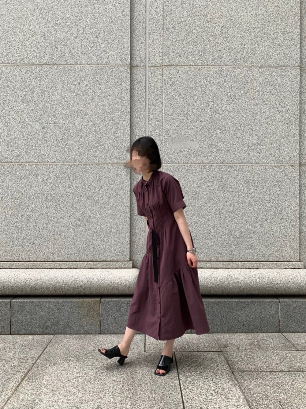 ブラック系のサンダル、ブラウン系のワンピースを着用したレディースの夏コーディネートの3枚目の写真