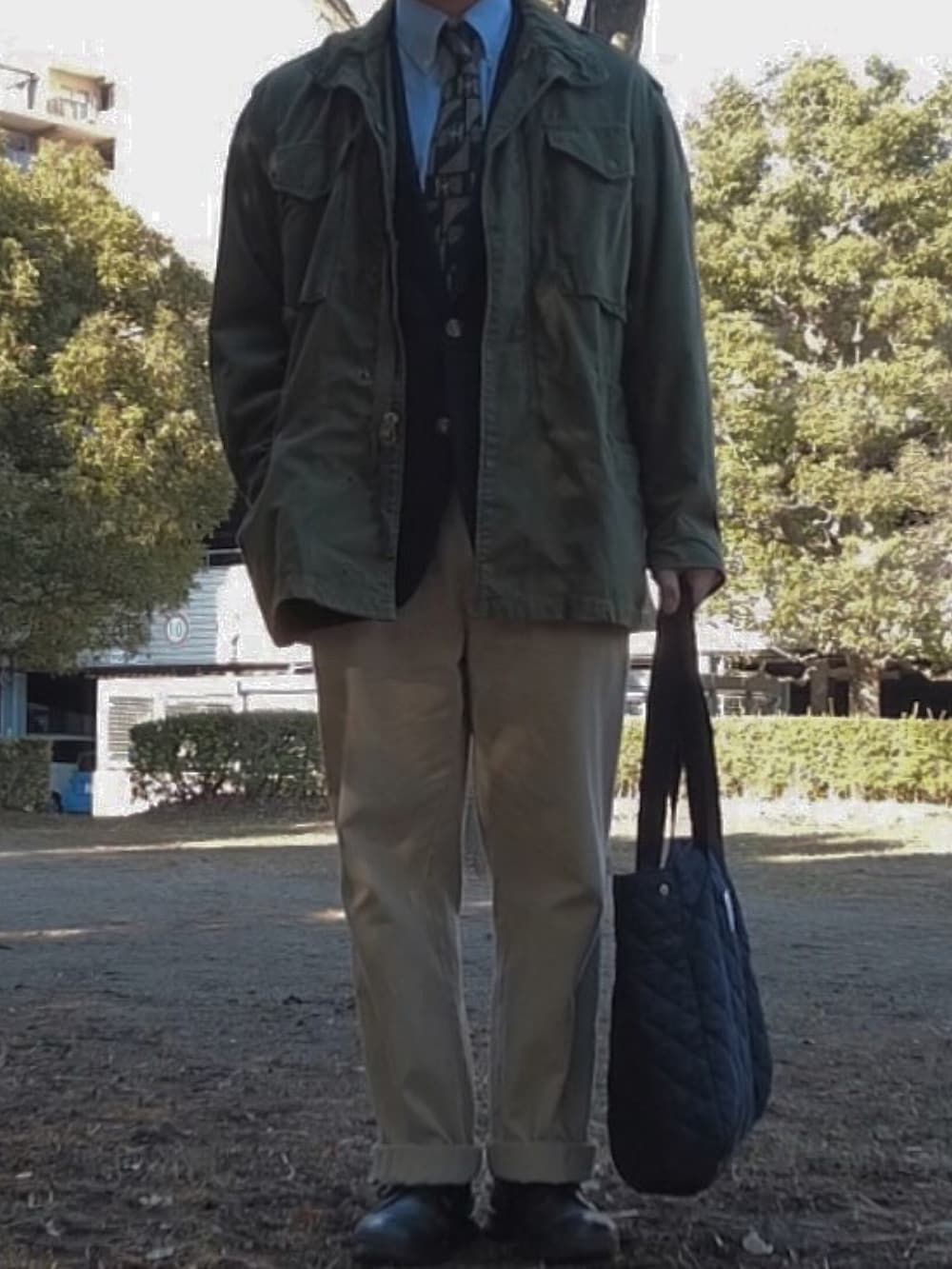 ベージュ系のチノパンツ、ブラック系のドレスシューズ、ブルー系のジャケット/アウターを着用したメンズの冬コーディネートの2枚目の写真